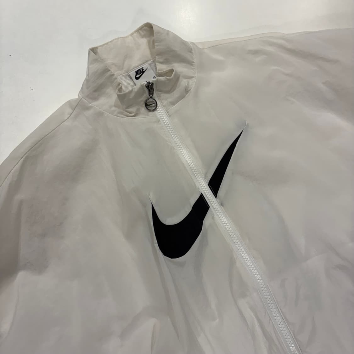 [S] 나이키 우먼 화이트 바람막이 점퍼 스우시 D986 상품이미지3