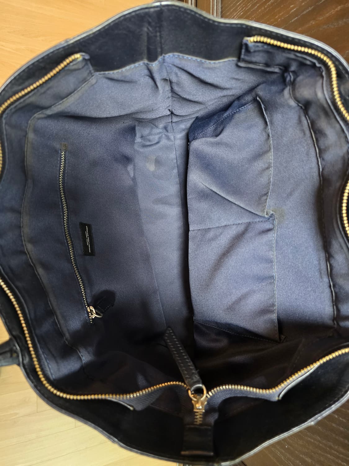 유나이티드 애로우즈 그린라벨릴액싱 다크네이비 기죽  토트백입니다. 상품이미지4