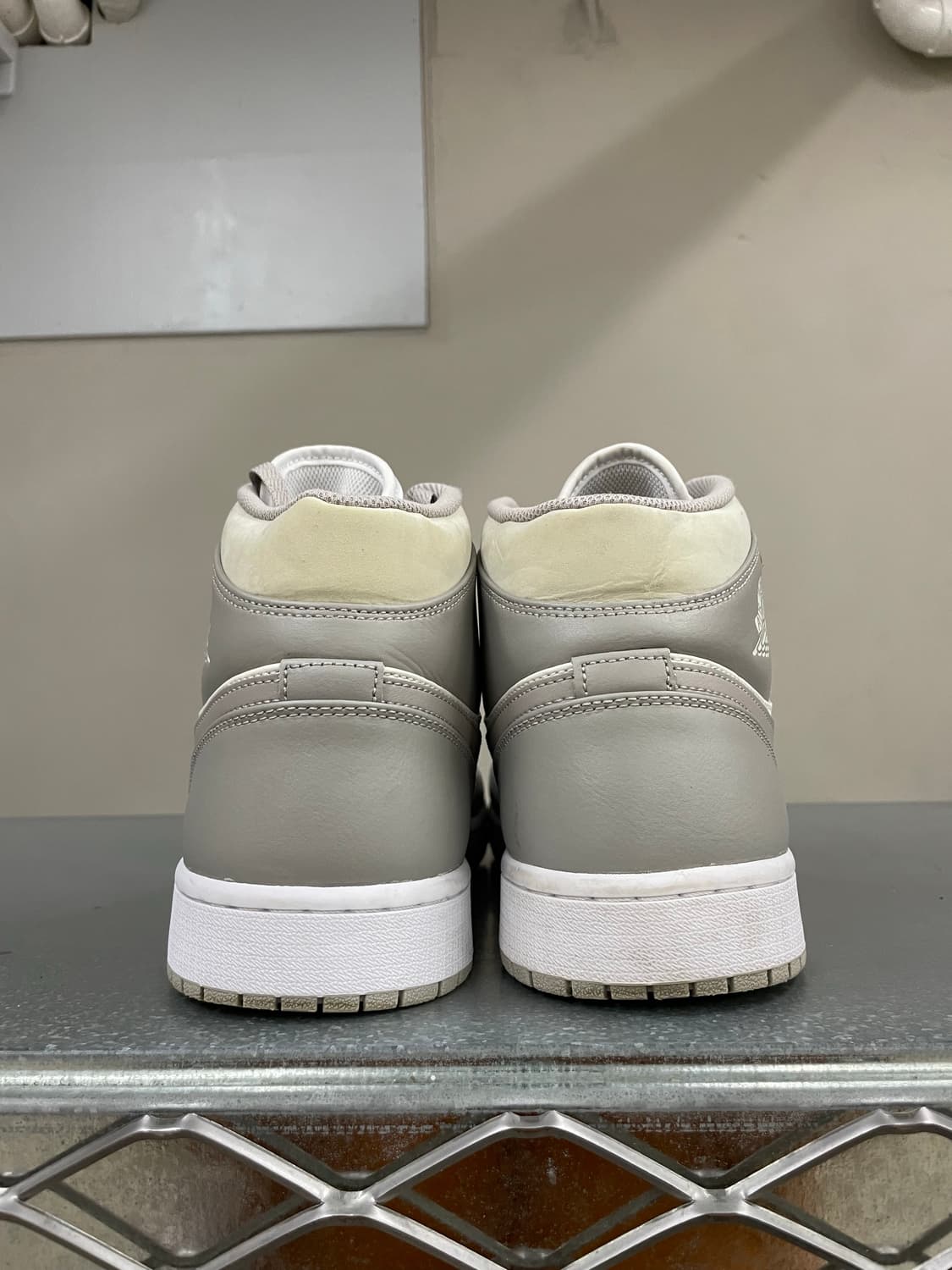 나이키 조던1 미드 컬리지 그레이 300 상품이미지3