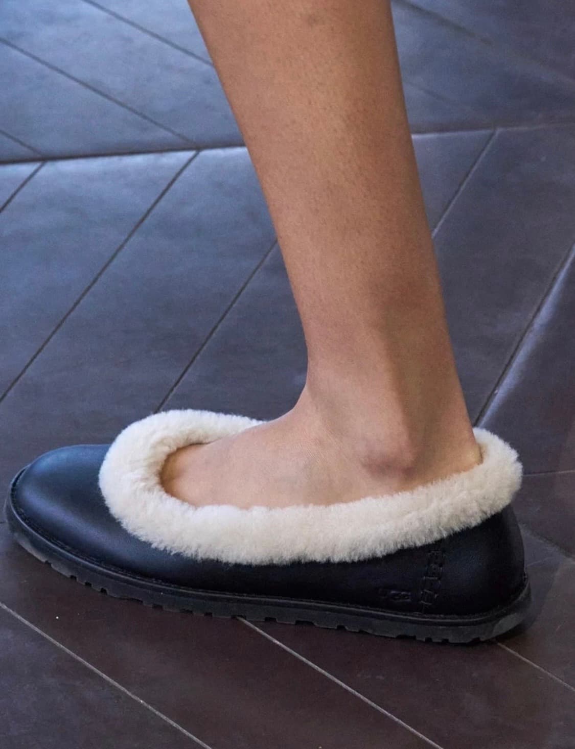 어그 조라 레더 발레리나 시어링 플랫슈즈 블랙 상품이미지1