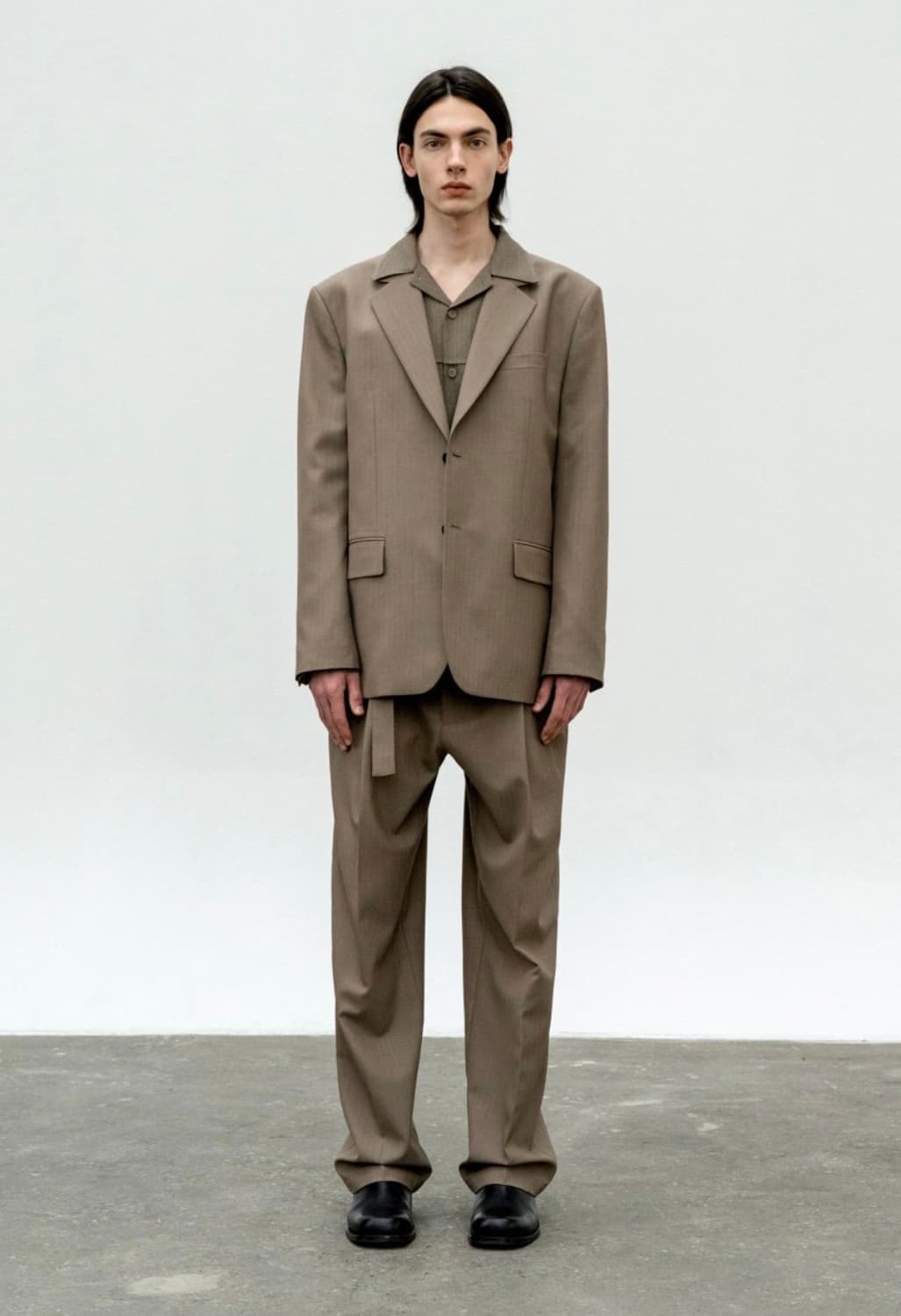 인사일런스 클래식 울 블레이저 & 벨티드 투플리츠 울팬츠 상품이미지4