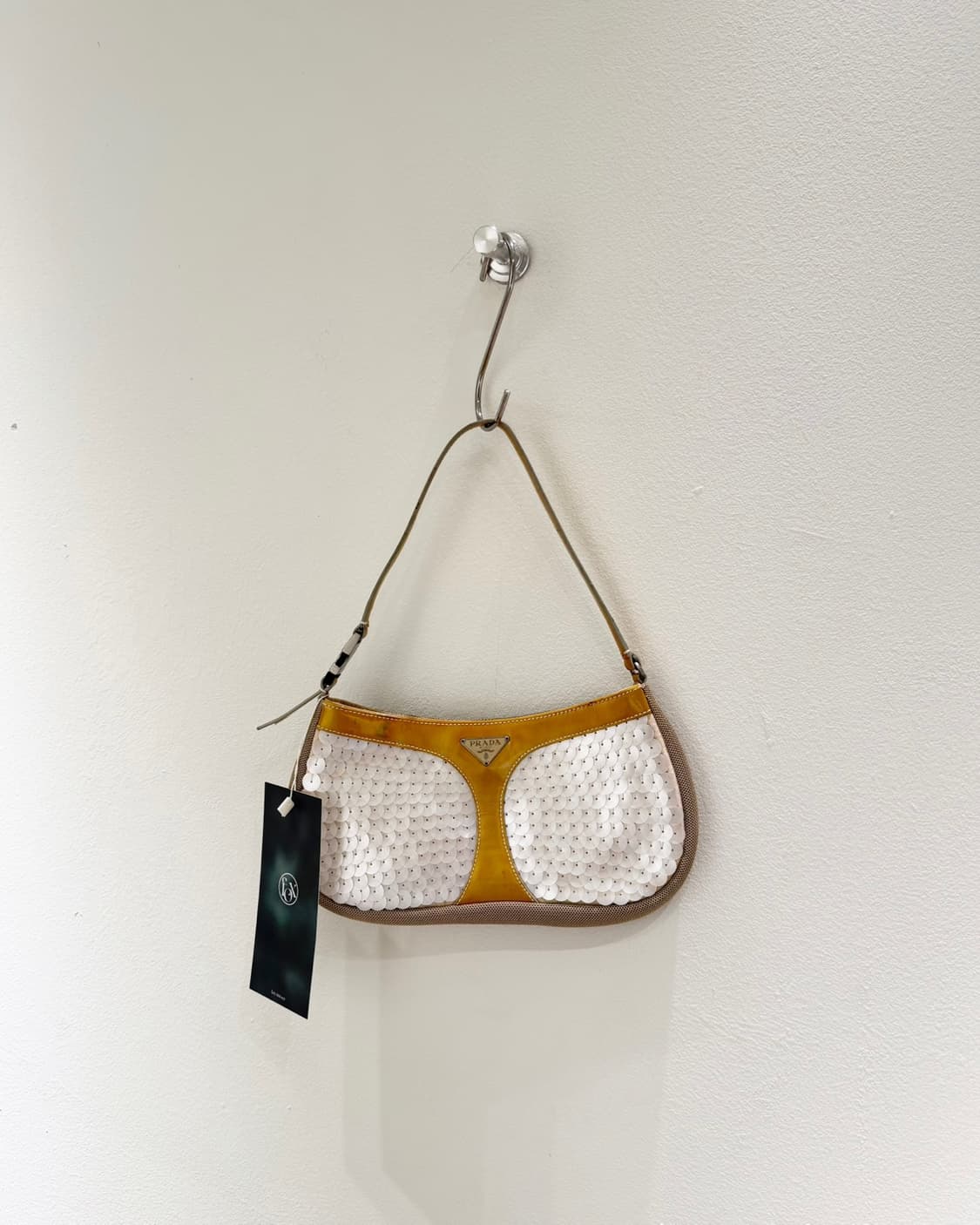 프라다 옐로우 멀티컬러 메시 시퀸 레더 미니숄더백 상품이미지2