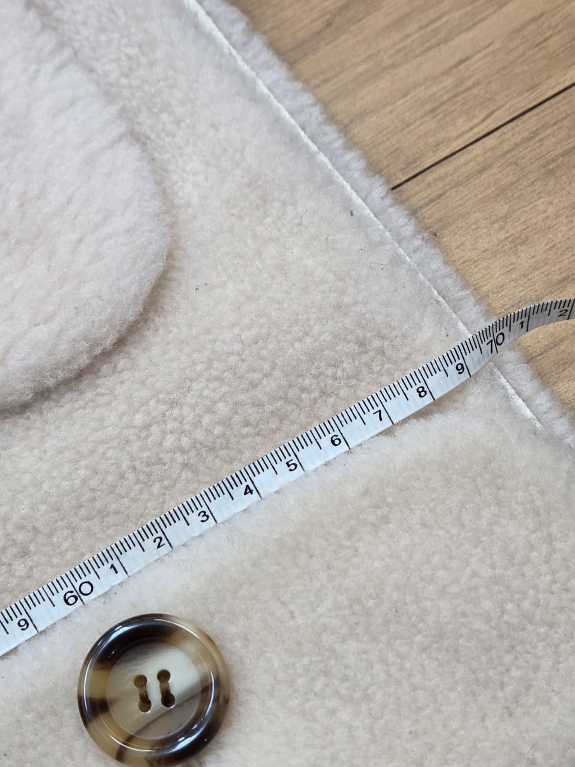 칼 라거펠트 아이보리색 뽀글이 자켓 55사이즈입니다. 뽀글이 소재로 되어 상품이미지5