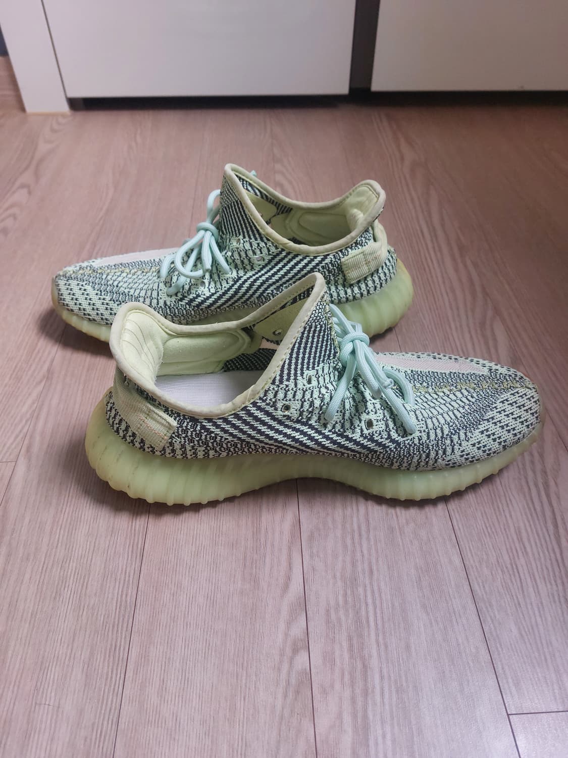 아디다스 이지 부스트 350 V2 이즈릴 - 논리플렉티브 상품이미지4