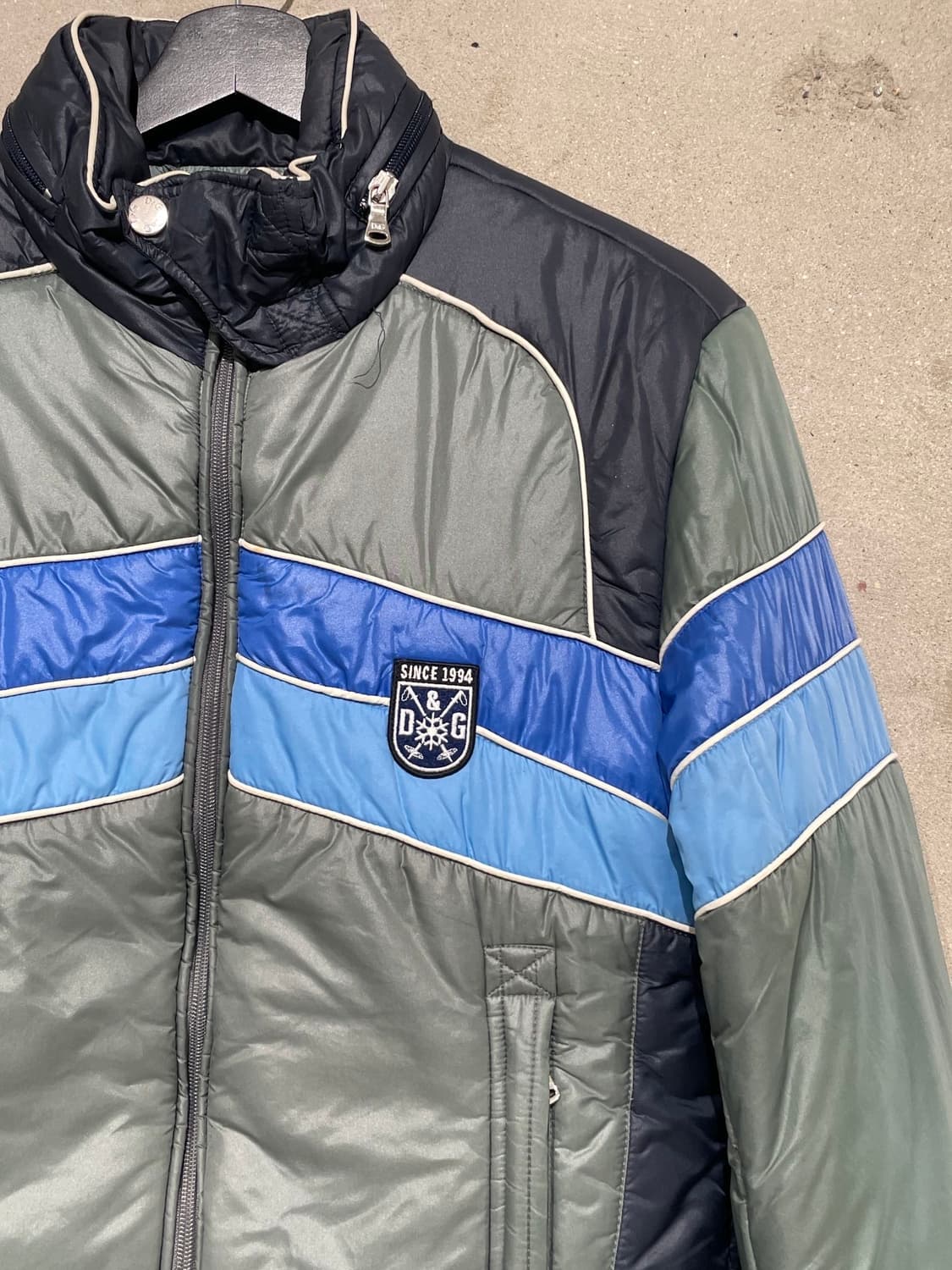 돌체 앤 가바나 00s 엠블럼 패치 푸퍼 자켓 상품이미지3