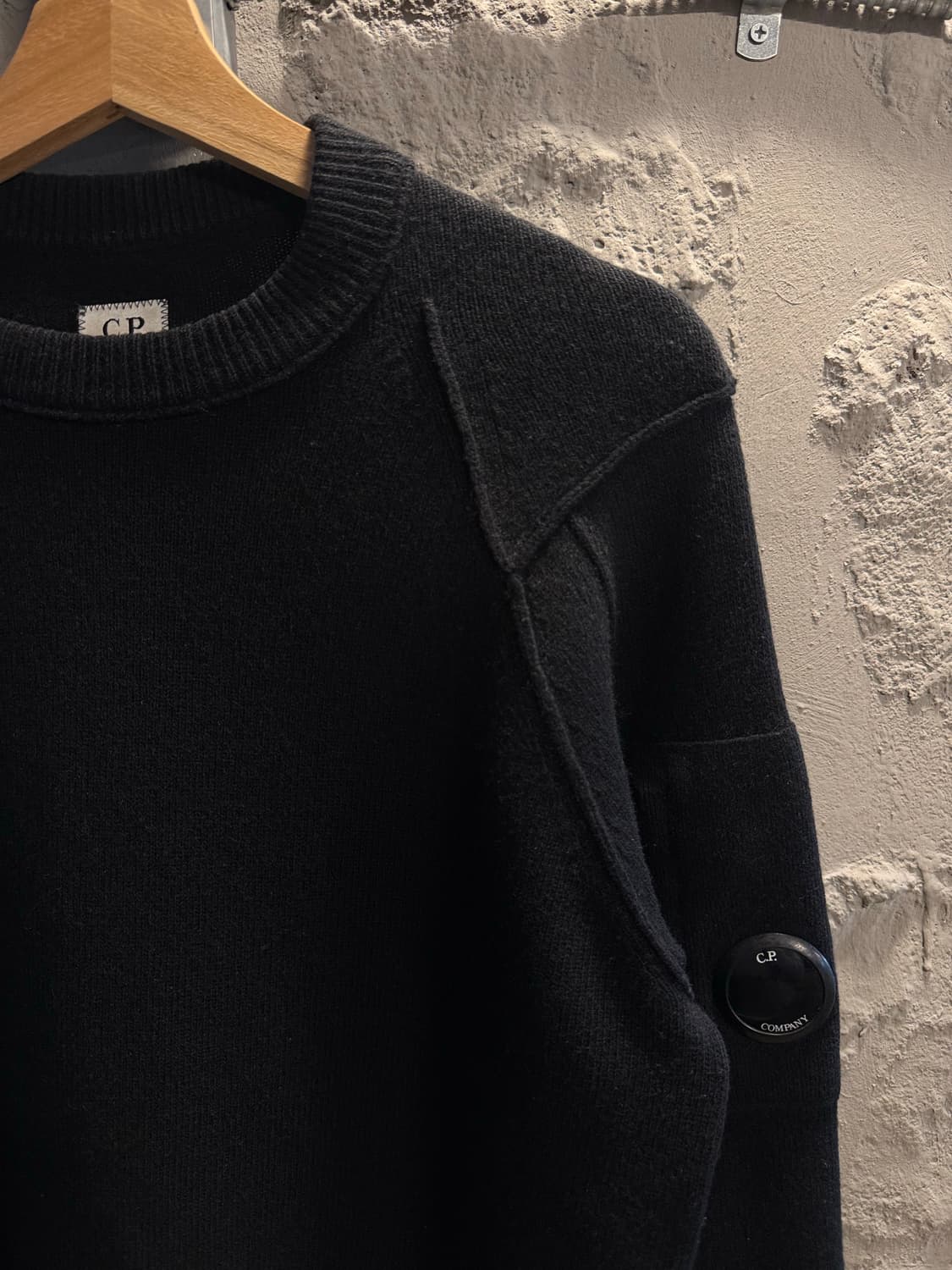 95 씨피컴퍼니 C.P. COMPANY 렌즈 와펜 울 니트 블랙 상품이미지3