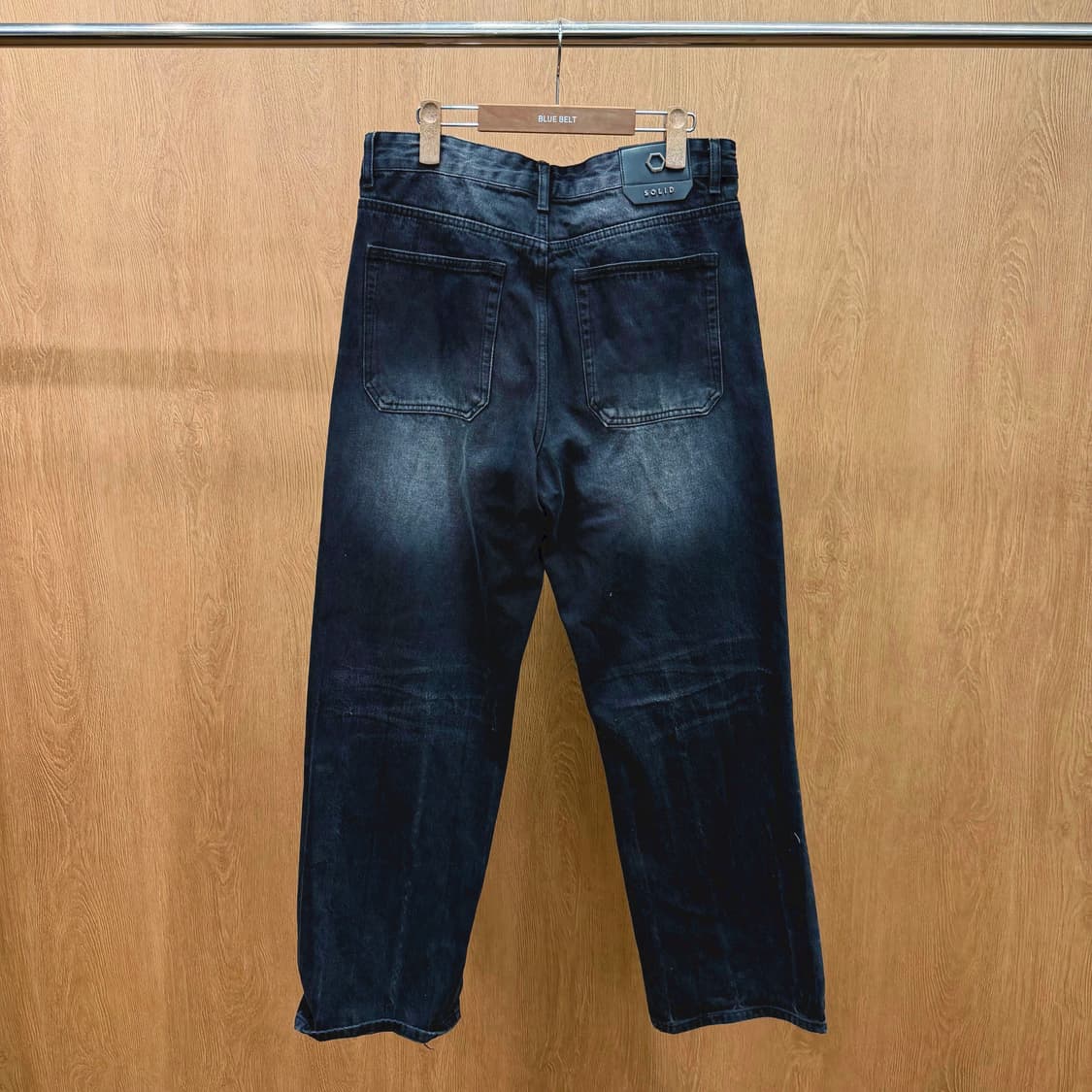 솔리드옴므 워싱 데님 팬츠 실버 로고 패치 디테일 벌룬 루즈핏 흑청 상품이미지3