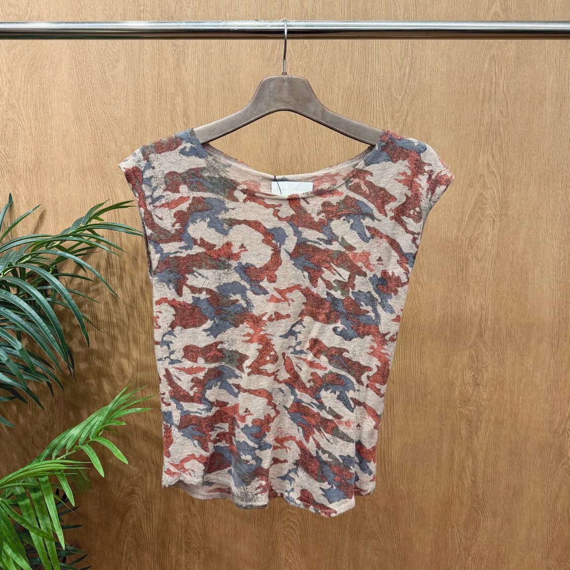 쟈딕 앤 볼테르 캐시미어 슬리브리스 니트 카모플라쥬 프린팅 디테일 베이지 상품이미지1