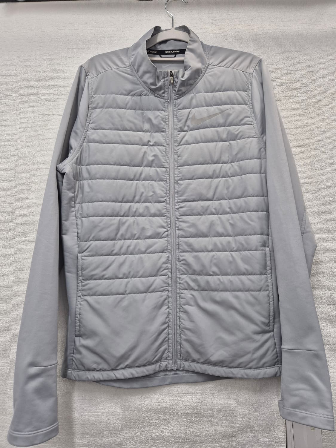 나이키 에센셜 필드 경량 러닝 자켓 그레이 / 100 (정품) 상품이미지1