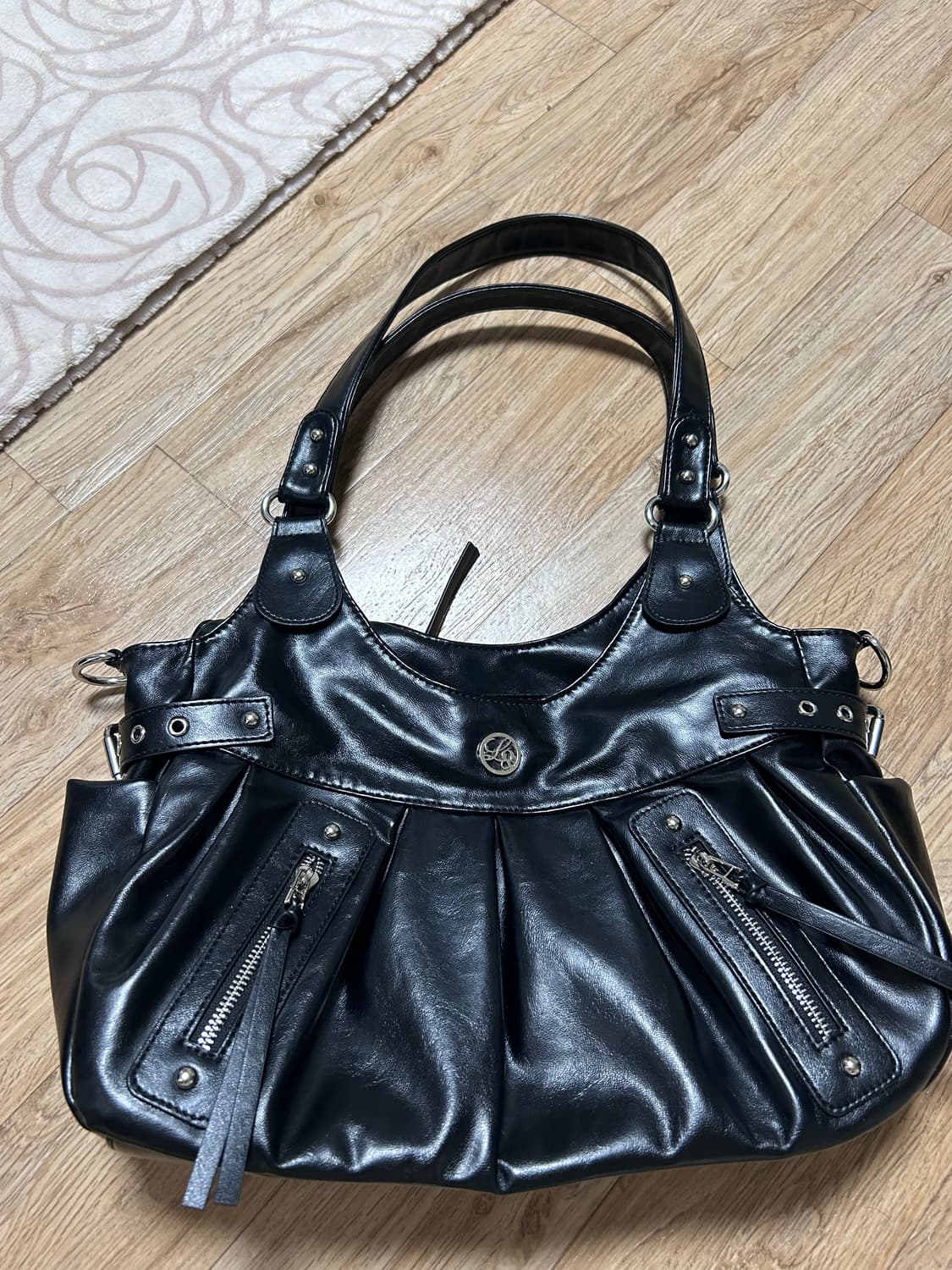 일리고 엠버 버클 숄더 백 블랙 가방 팝니다 상품이미지1