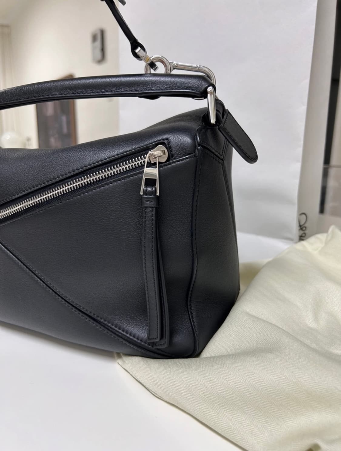 로에베 퍼즐백 미듐 블랙 상품이미지10