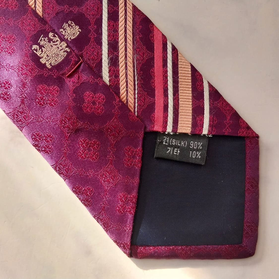 아쿠아스큐텀 실크 스트라이프&엠블럼 넥타이 9cm A+등급 K1539
 상품이미지9