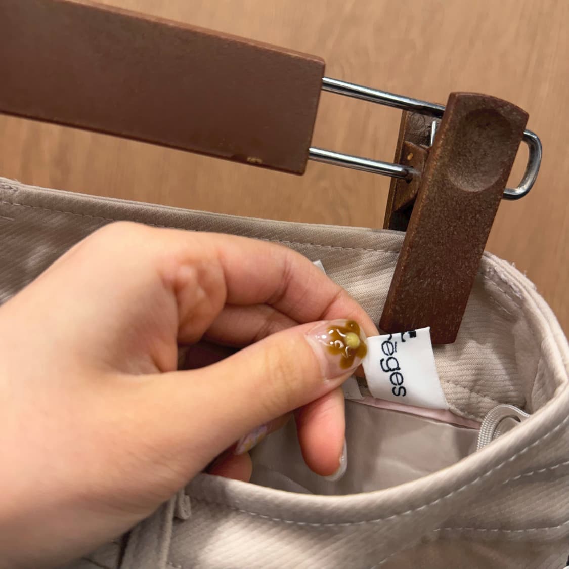 꾸레쥬 슬랙스 팬츠 후면 플랩 포켓 히든 지퍼 디테일 라이트 베이지 상품이미지6