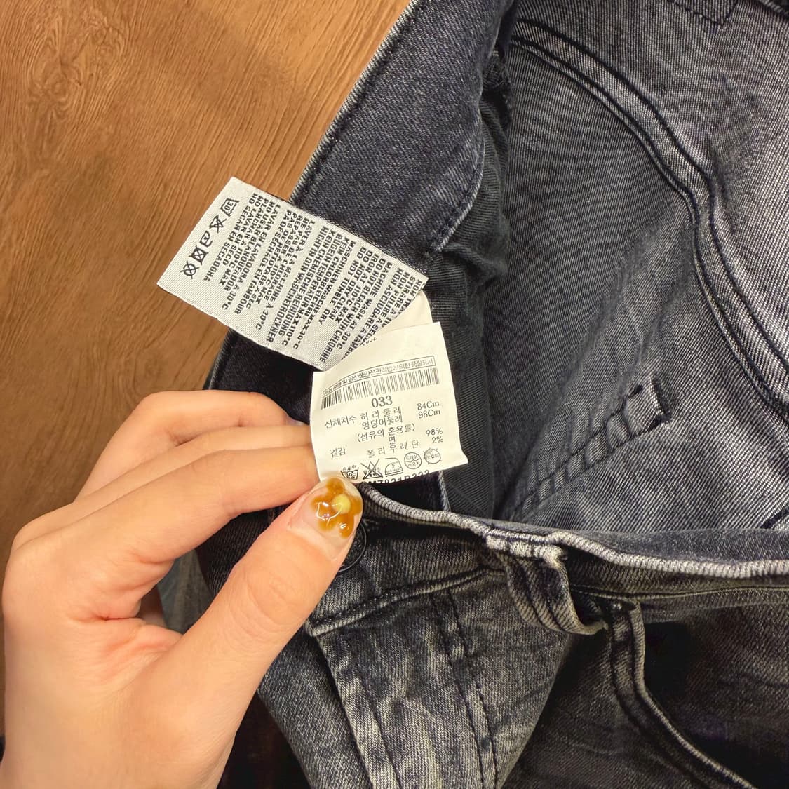 R13 알썰틴 스트레이트 워싱 데님 팬츠 백포켓 로고 디테일 흑청 상품이미지8