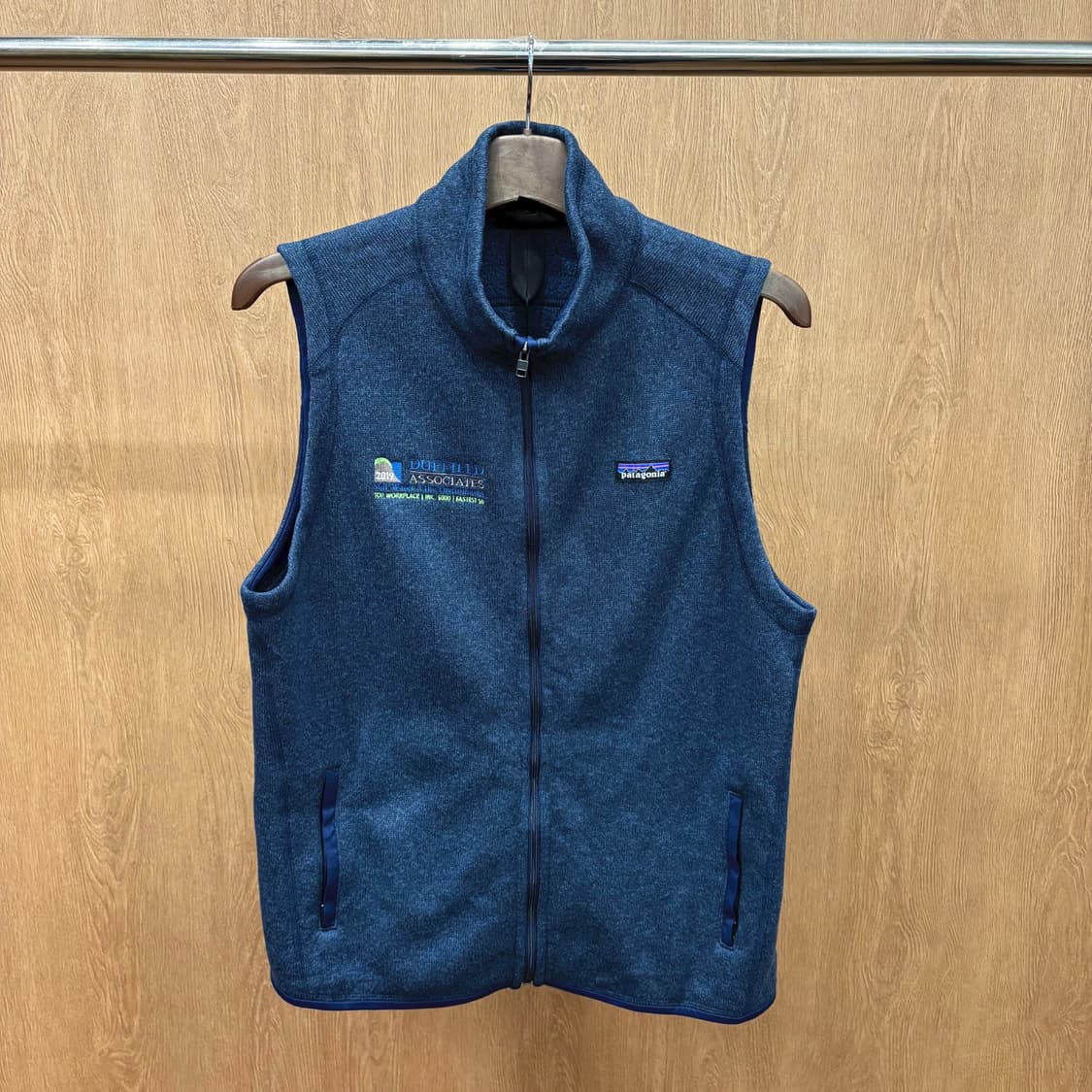 파타고니아 하이넥 플리스 베스트 집업 로고 패치 디테일 네이비 상품이미지2