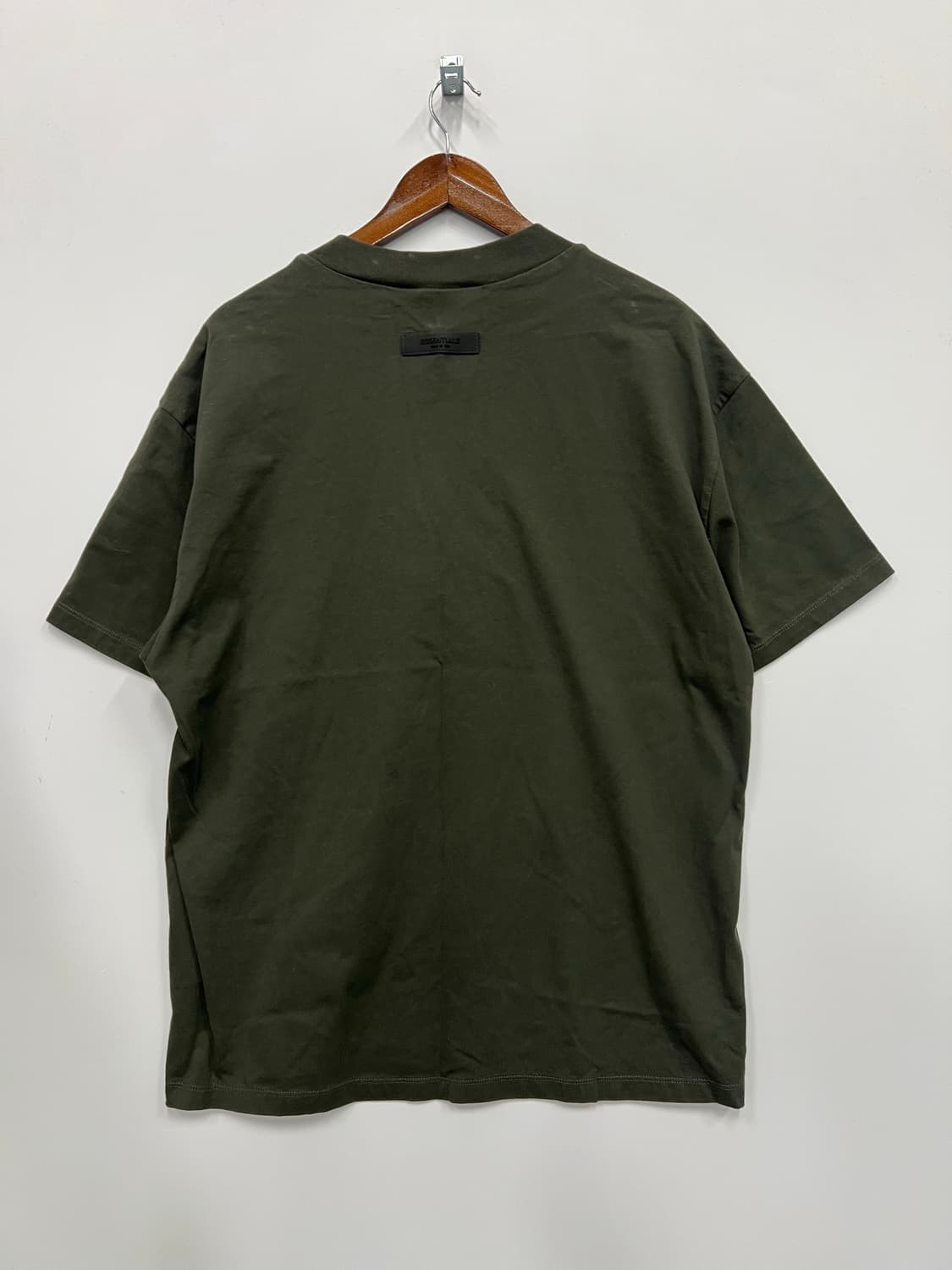 ESSENTIALS  카키색 티셔츠 상품이미지4