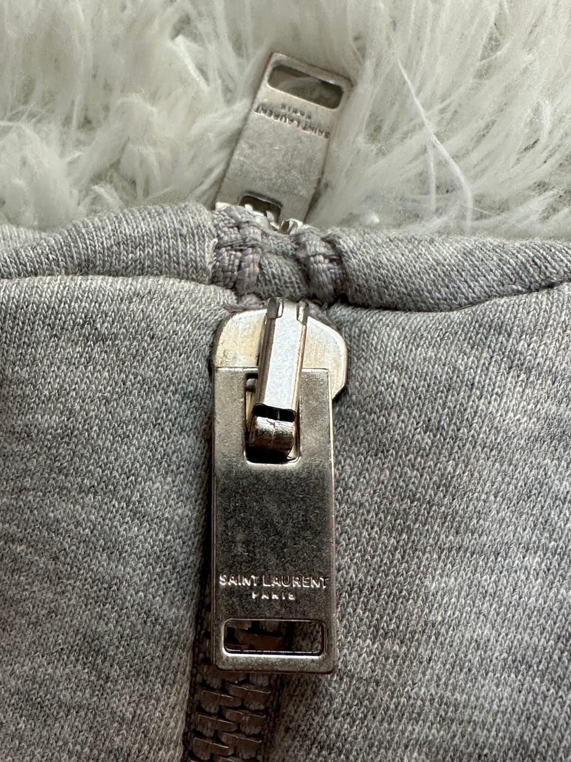 생로랑 그레이 지퍼 맨투맨 상품이미지4
