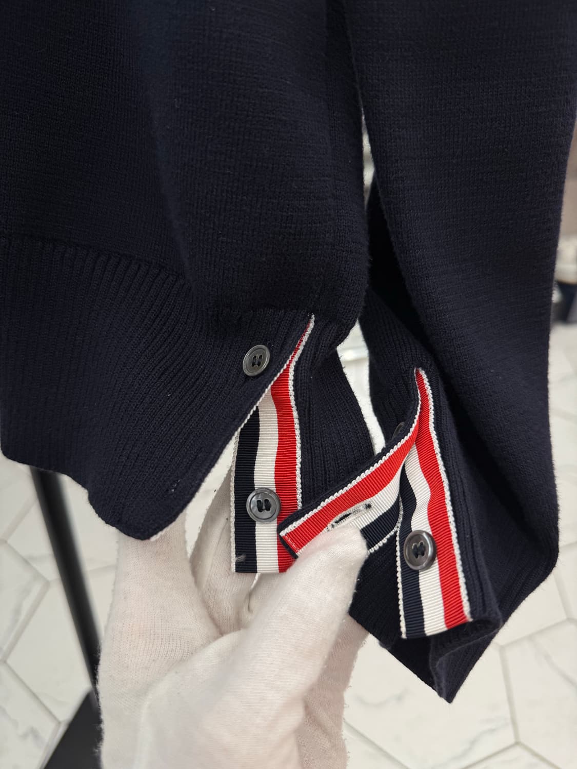 [2] 톰브라운 암밴드 밀라노스티치 니트 상품이미지4