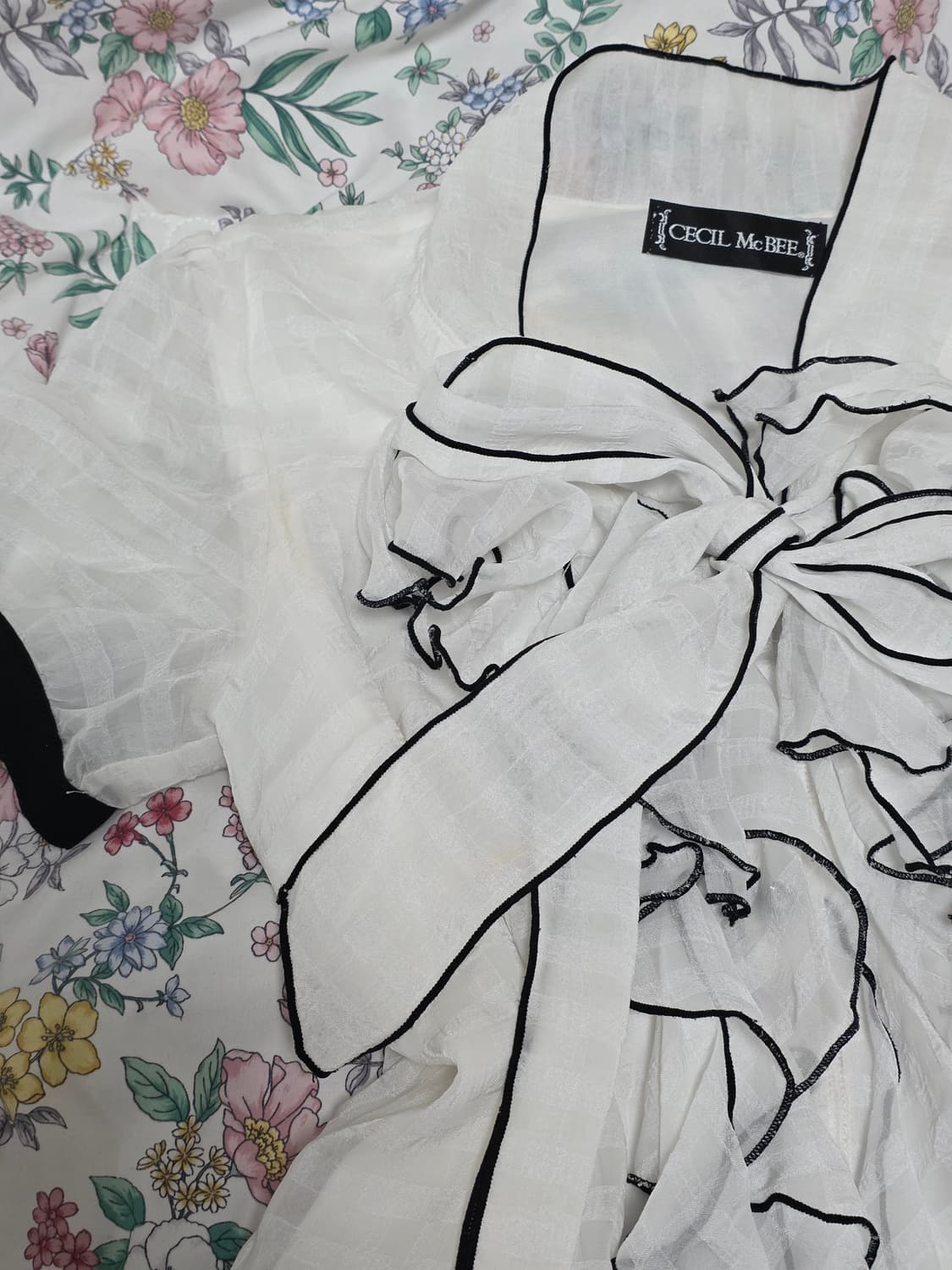 세실맥비 일본빈티지)오네갸루st 프릴블라우스+지뢰계큐롯반바지 코디세트 상품이미지3