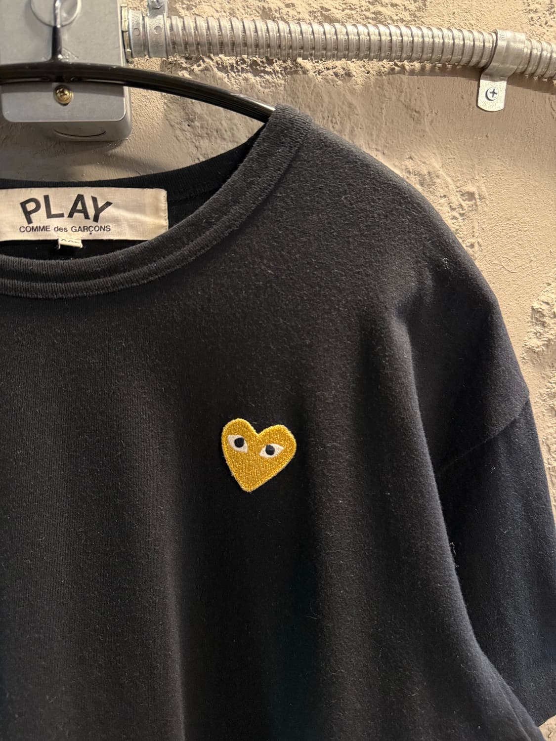 XXL 플레이 꼼데가르송 골드 하트 와펜 반팔 블랙 상품이미지3
