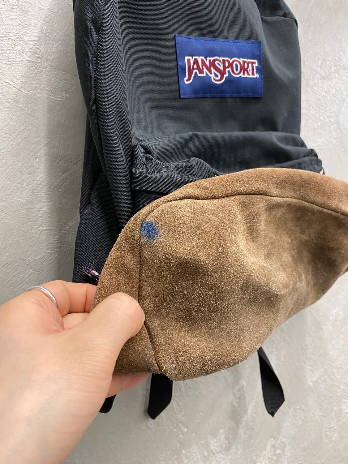 [33*52] Jansport 잔스포츠 스웨이드 바텀 블랙 백팩 상품이미지4