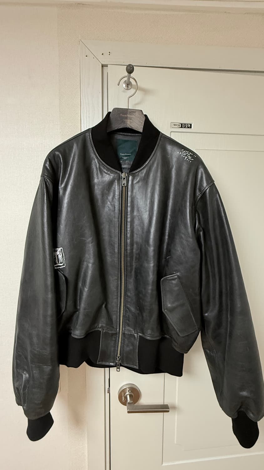 언더마이카 언노운 아트웍 프린트 염소 가죽 봄버 블랙 상품이미지2