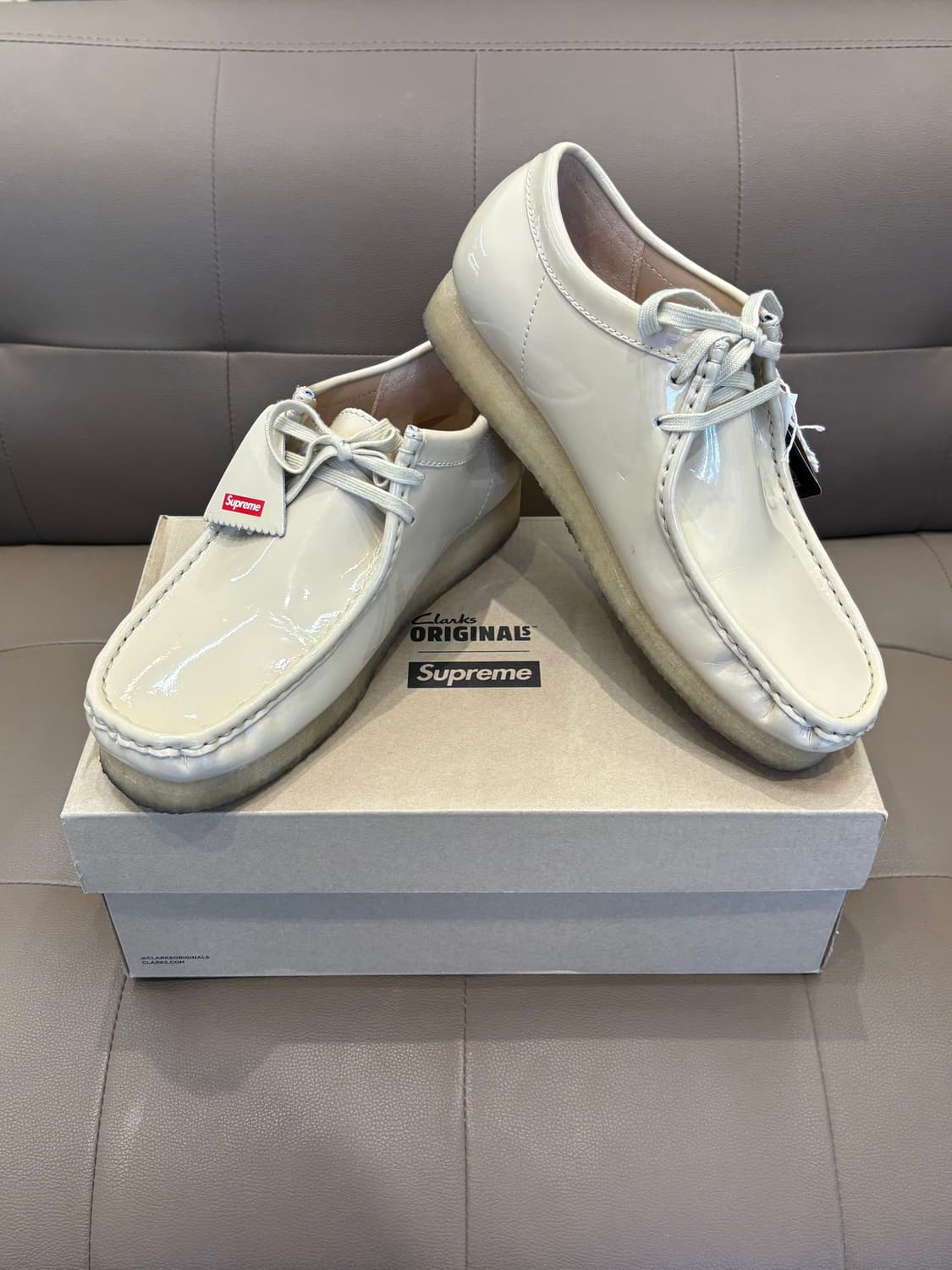 클락스 x 슈프림 페이턴트 레더 왈라비 상품이미지1