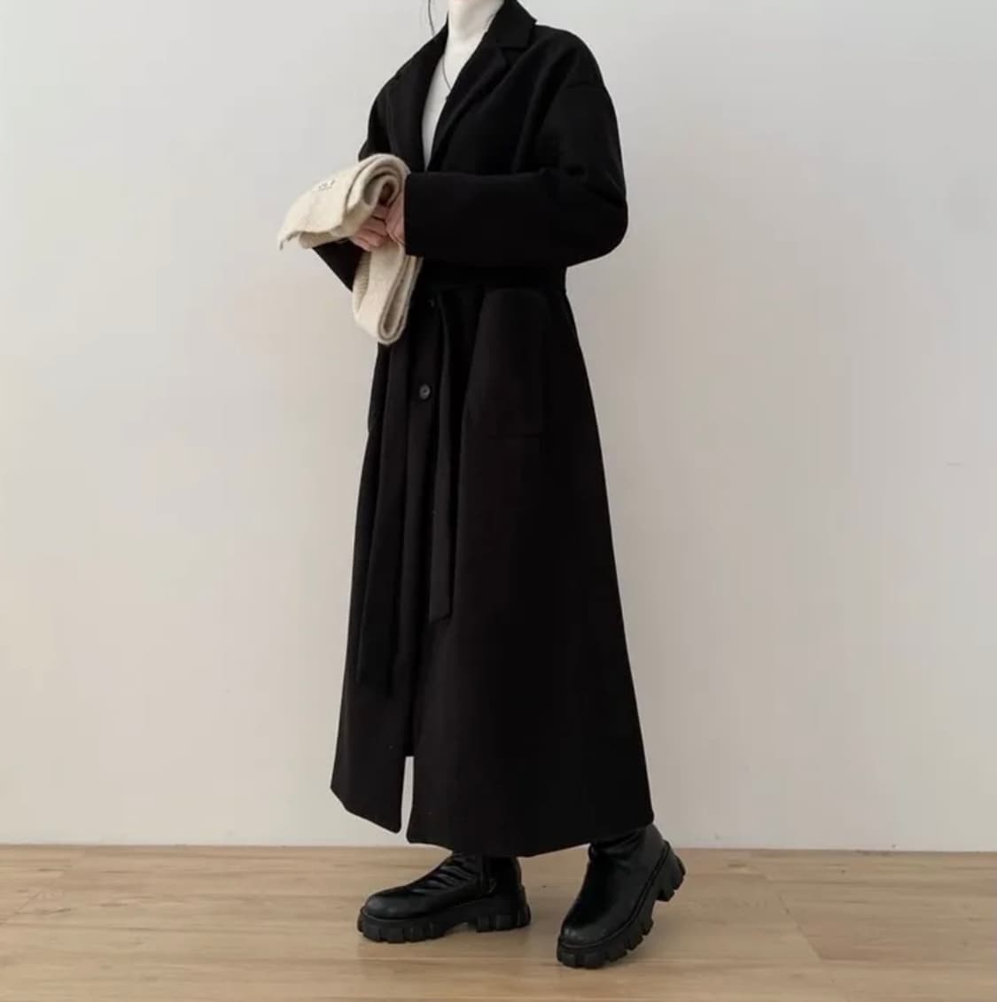 블리즈 싱글 블랙 끈 맥시롱코트 상품이미지1