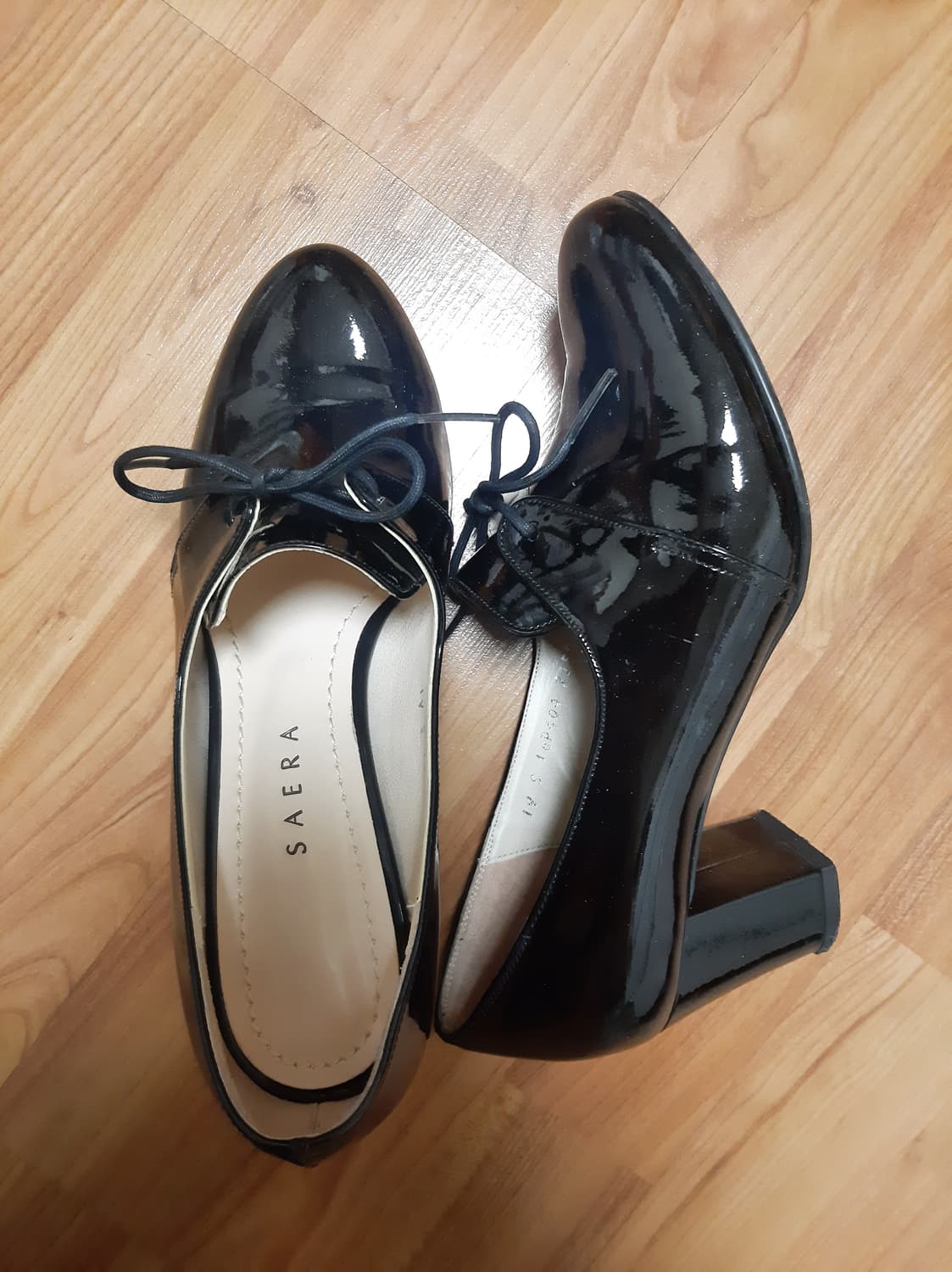 세라 에나멜 미들힐 레이스업 블랙 구두235 상품이미지1