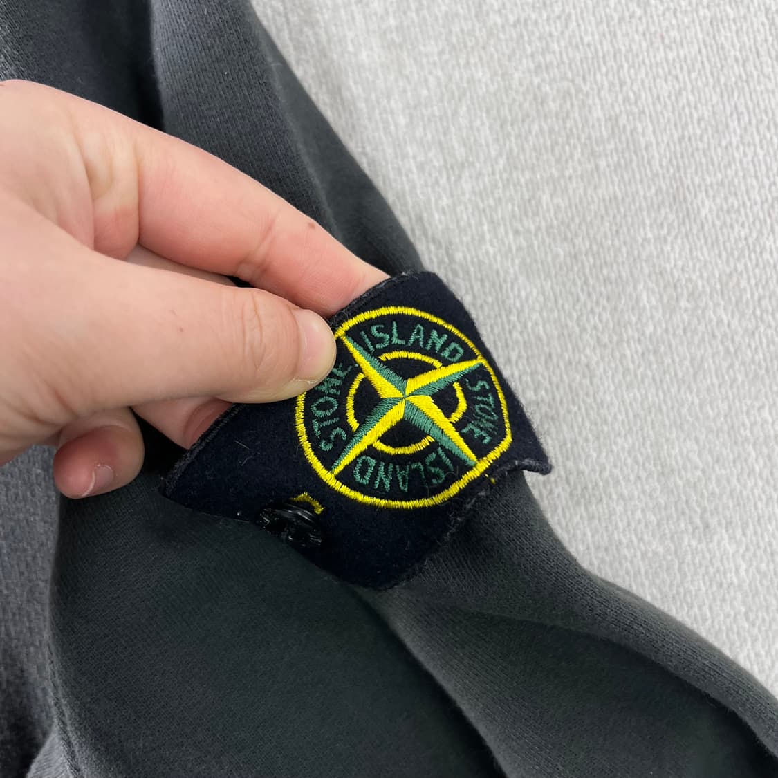 100 스톤아일랜드 22FW 와펜 차콜 후드티 상품이미지3