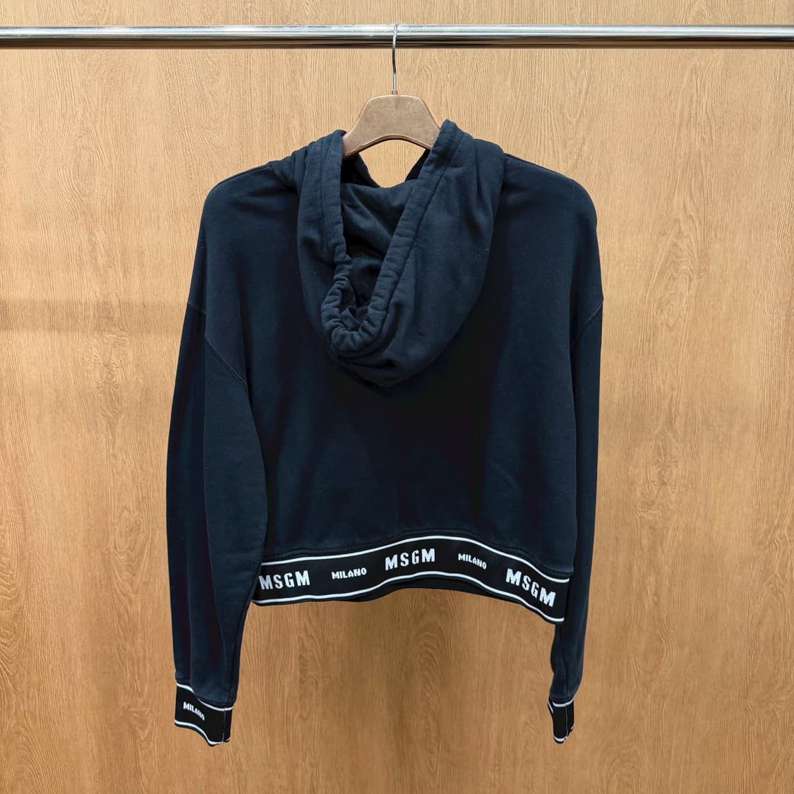 MSGM 크롭 긴팔 후드 티셔츠 밑단 소매 로고 밴드 스트링 디테일 블랙 상품이미지3