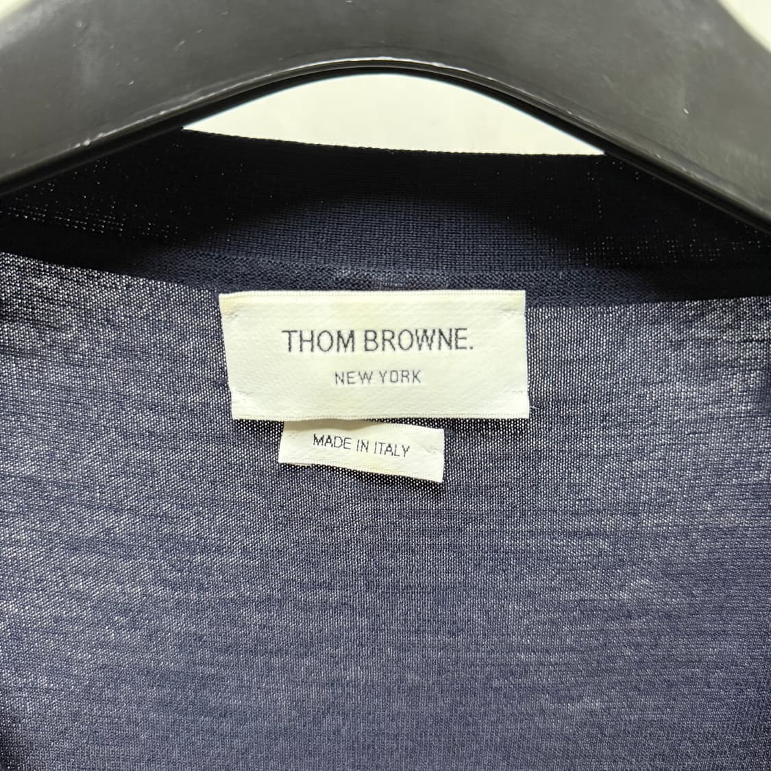 [4사이즈] 톰브라운 클래식 메리노 울 사선 가디건 네이비 상품이미지5