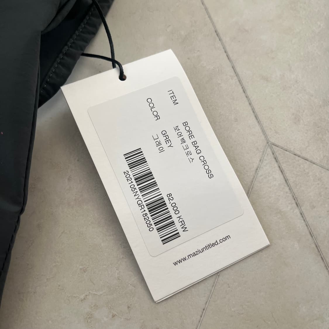 [새상품]마지언타이틀 보어 나일론 크로스백 그레이 상품이미지4