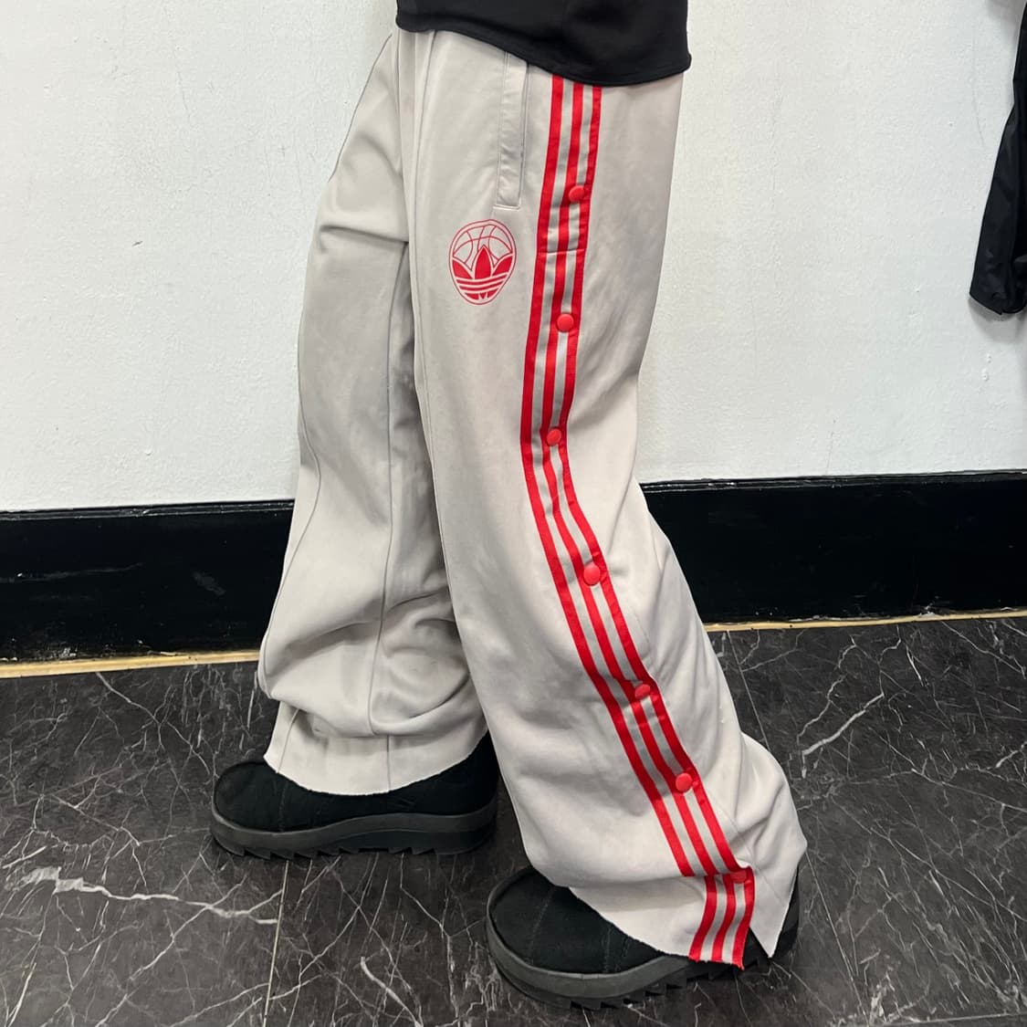 아디다스 레드 삼선 사이드 스냅버클 와이드 트랙팬츠 상품이미지1