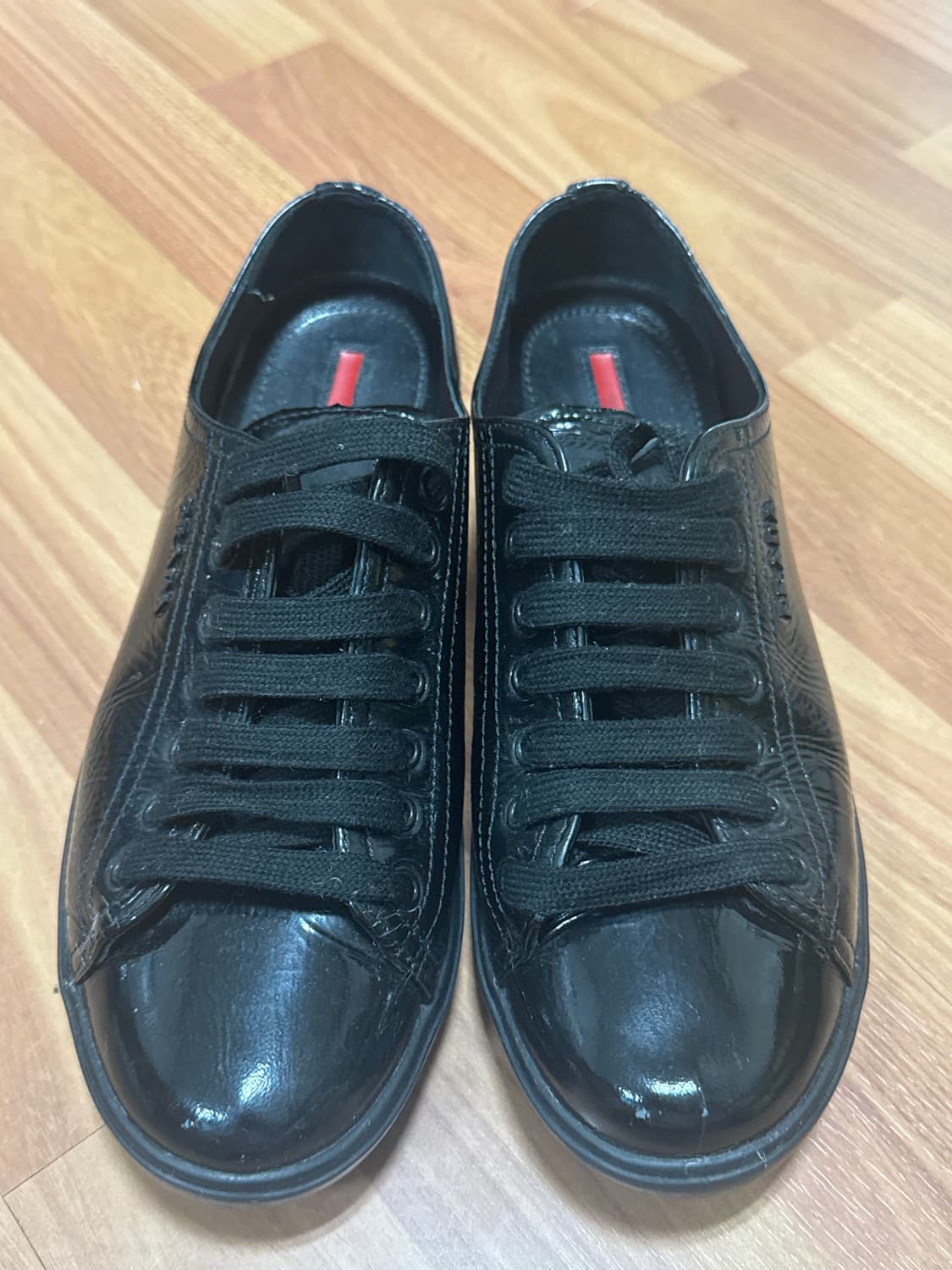 프라다 페이던트 스니커 판매합니다. 상품이미지1