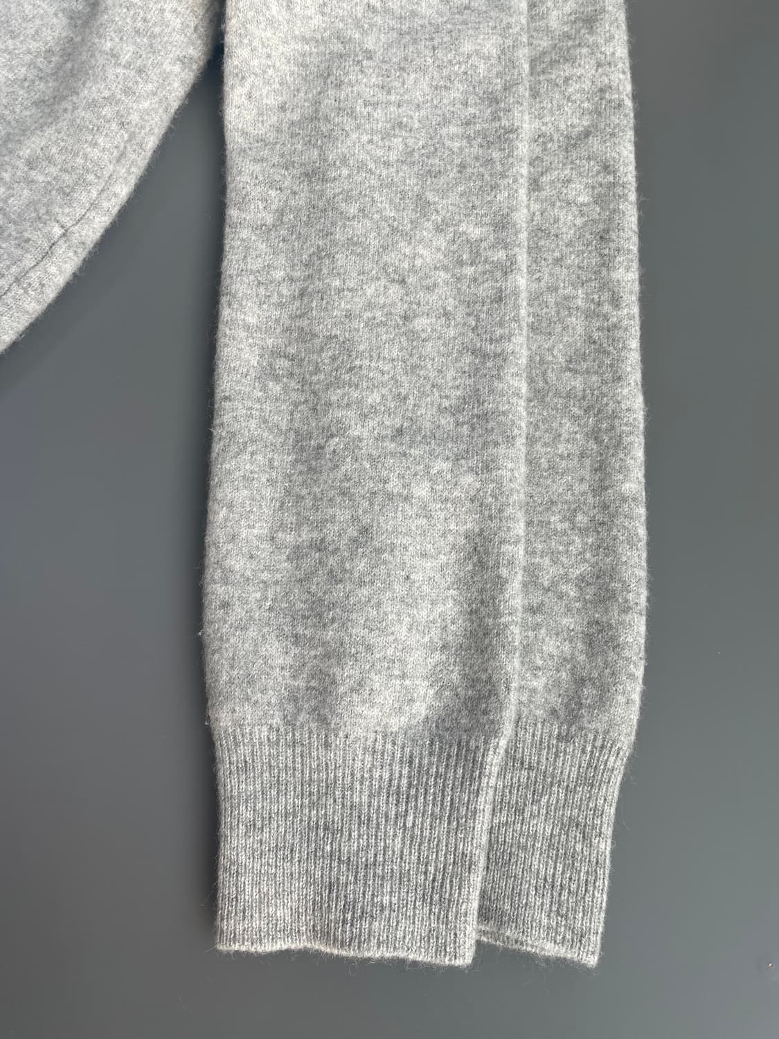 [L] 꼼데가르송 여성 블랙 와펜 자수 울 가디건 상품이미지8