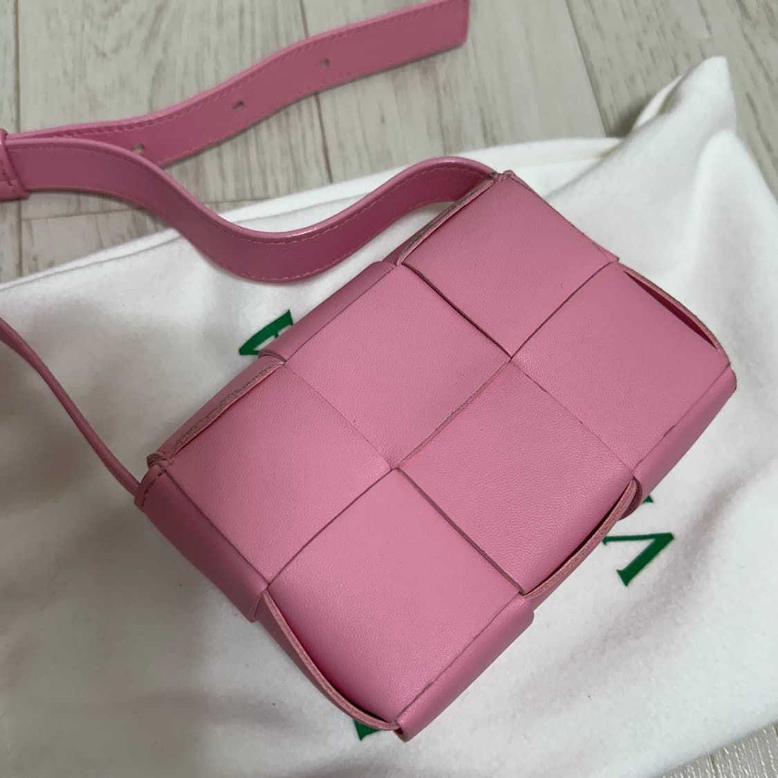 보테가베네타 미니 카세트백 캔디핑크 상품이미지5