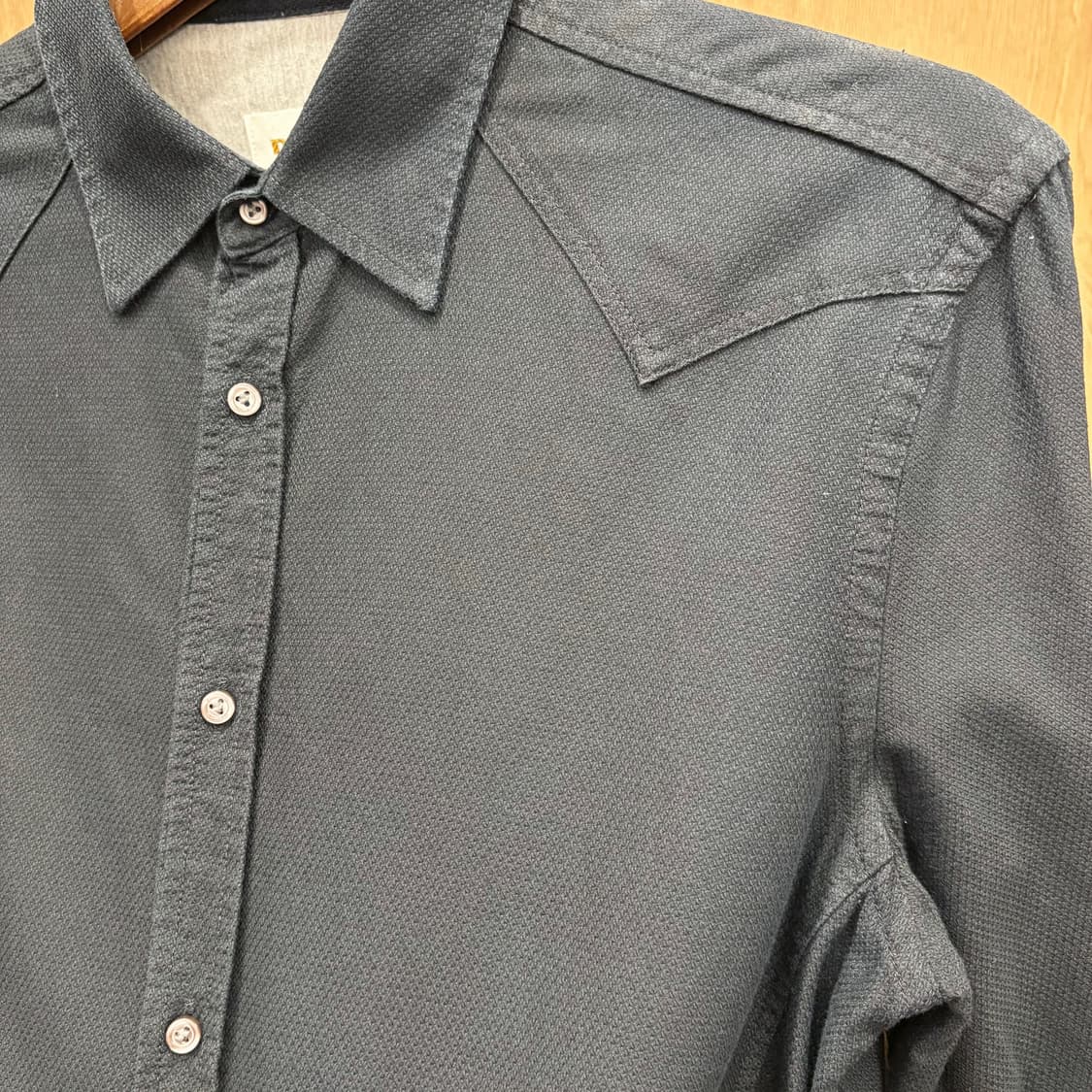 디젤 코튼 긴팔 셔츠 클래식 카라 요크 절개 미니 로고 자수 디테일 블랙 상품이미지6