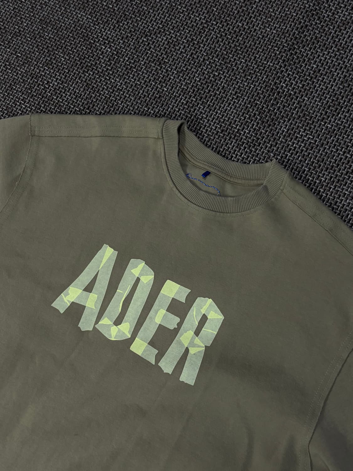 아더에러 테이프 로고 마스크 맨투맨 상품이미지1