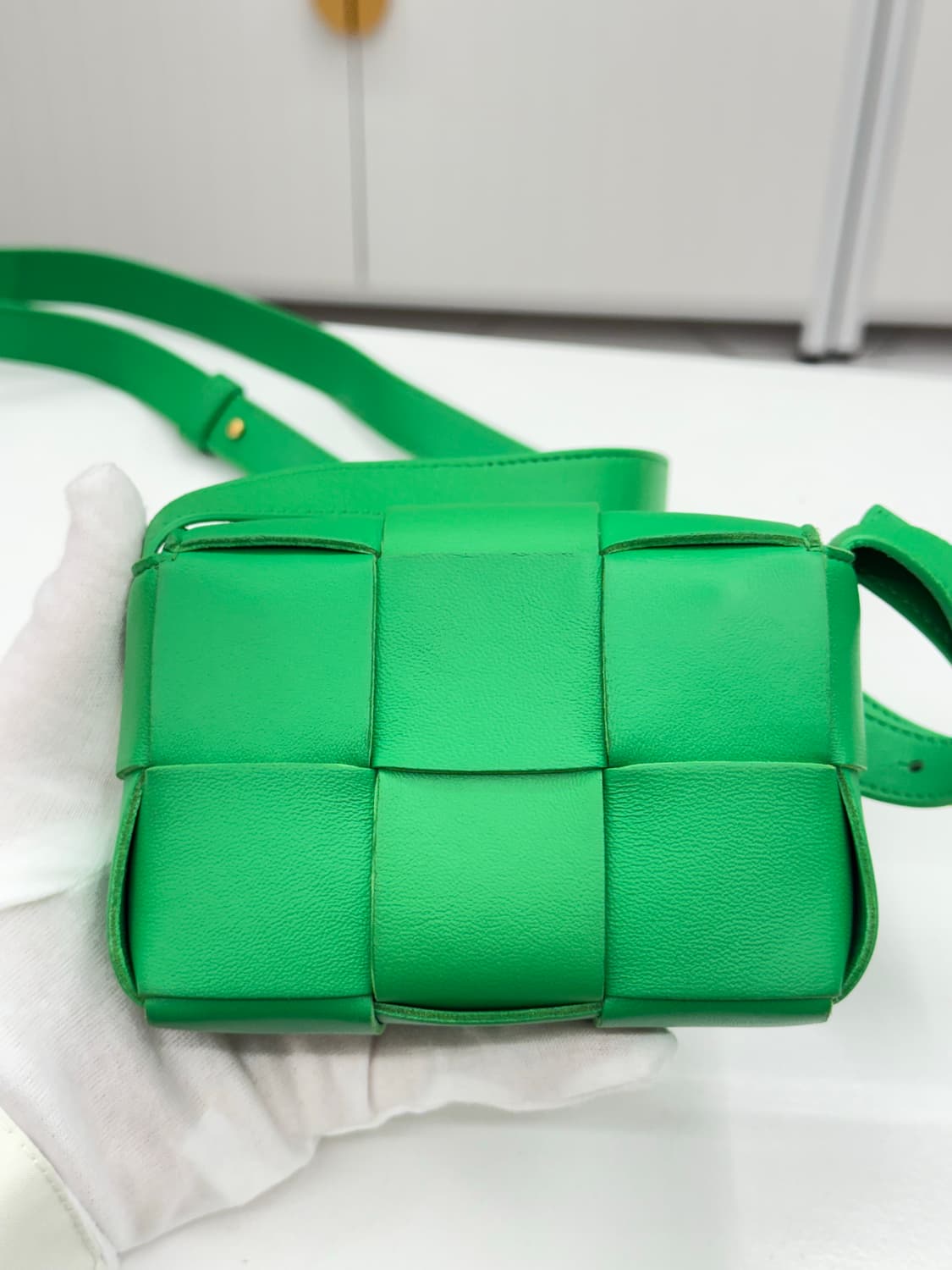 [미니] 보테가베네타 레더 카세트백 상품이미지4