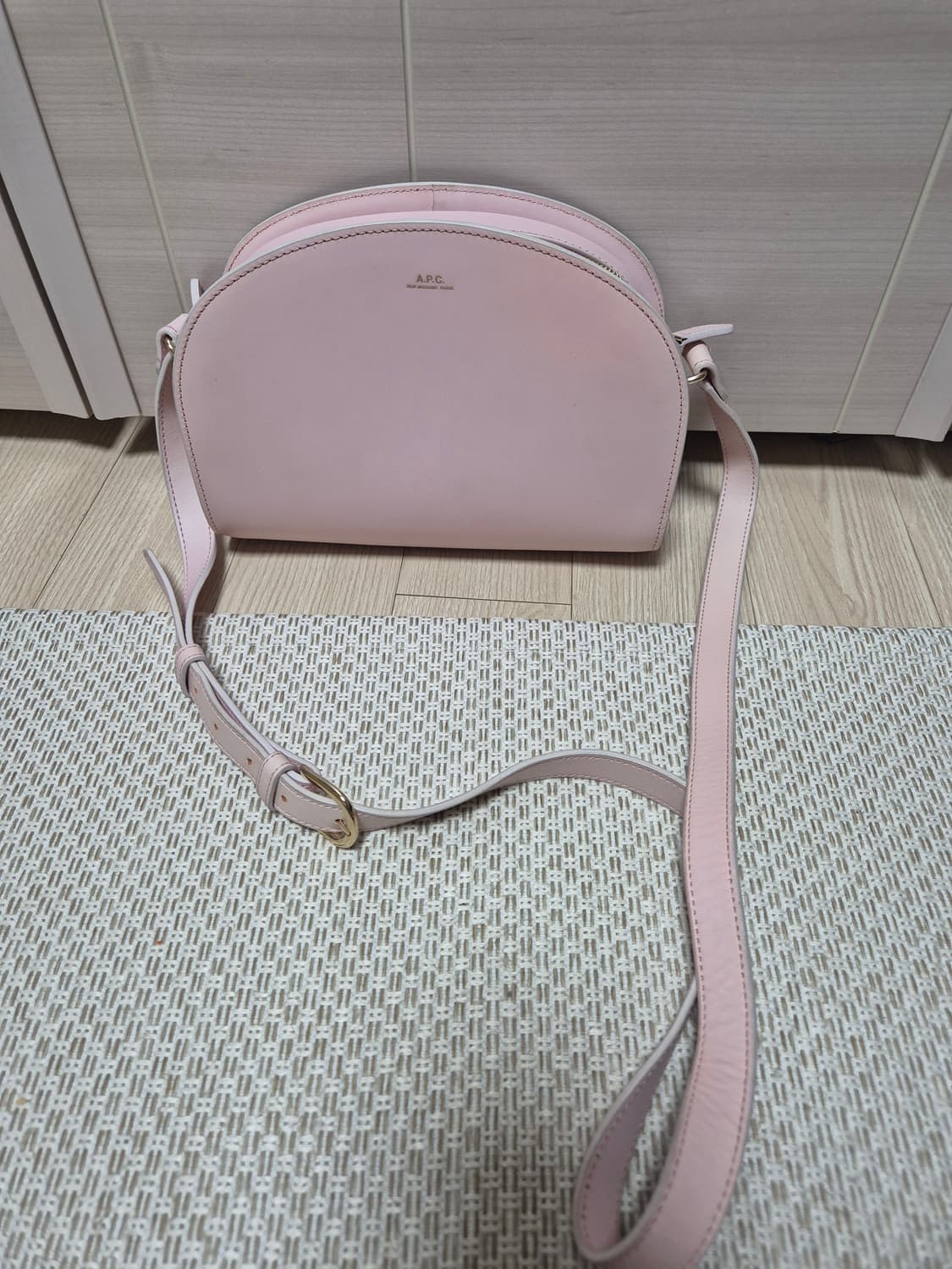 (정품) 아페쎄 A.P.C 하프문 크로스백 우유핑크 상품이미지2