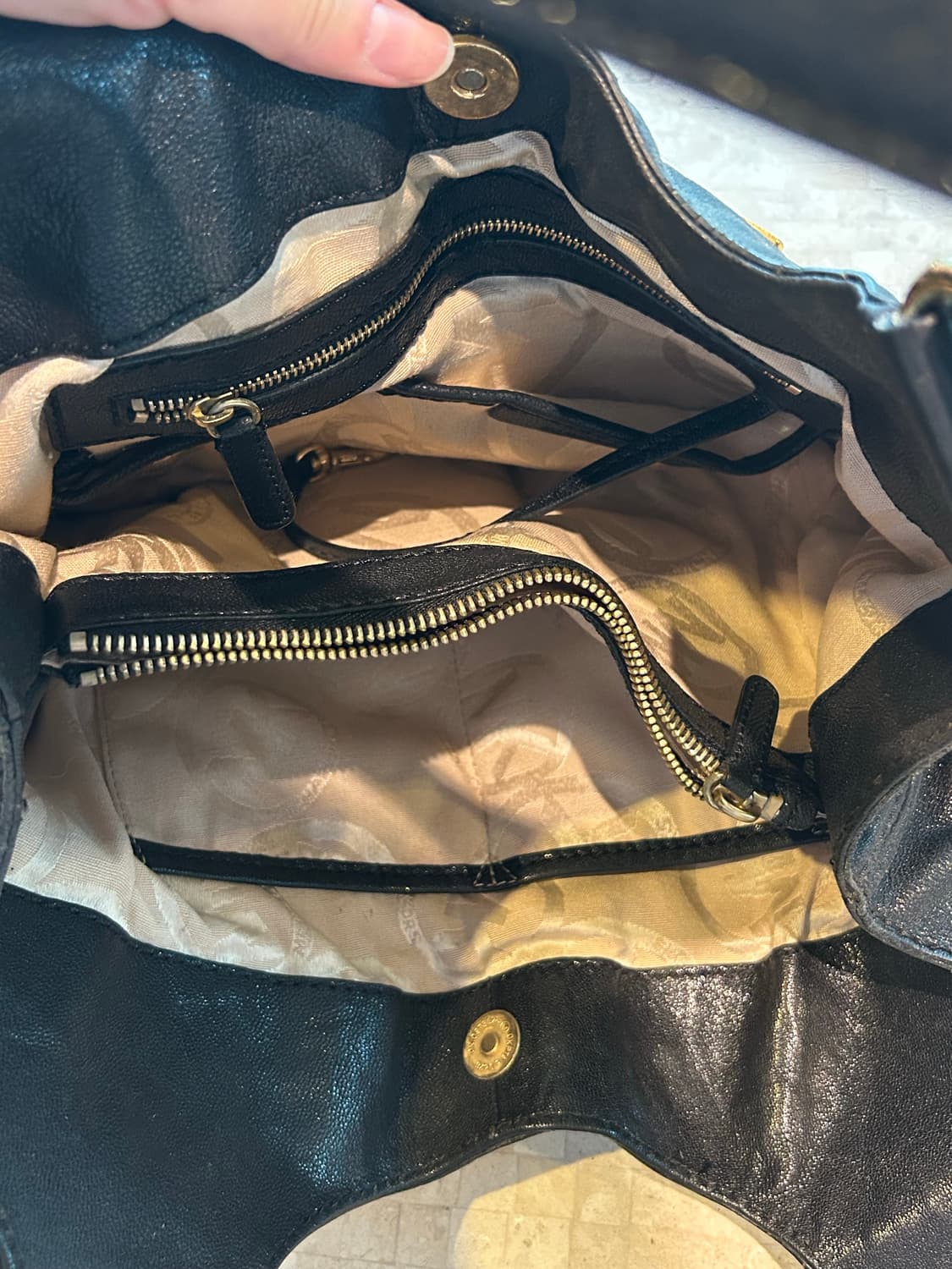 마이클코어스 레더 숄더백 상품이미지4