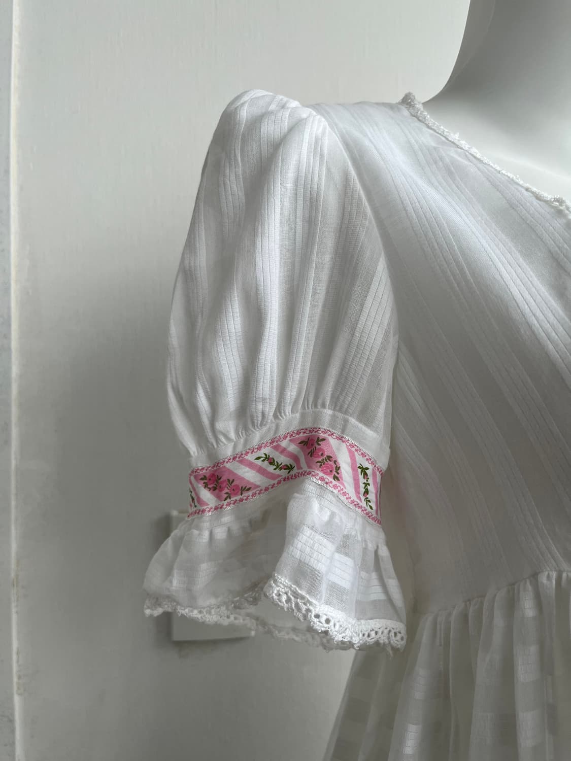 화이트 퍼프 시스루 스트라이프 롱 원피스 상품이미지4