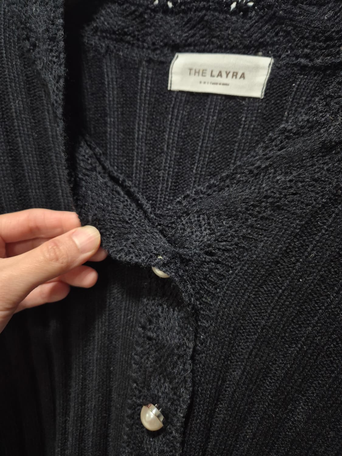 THE LAYRA 진주 버튼 가디건 블랙 상품이미지3