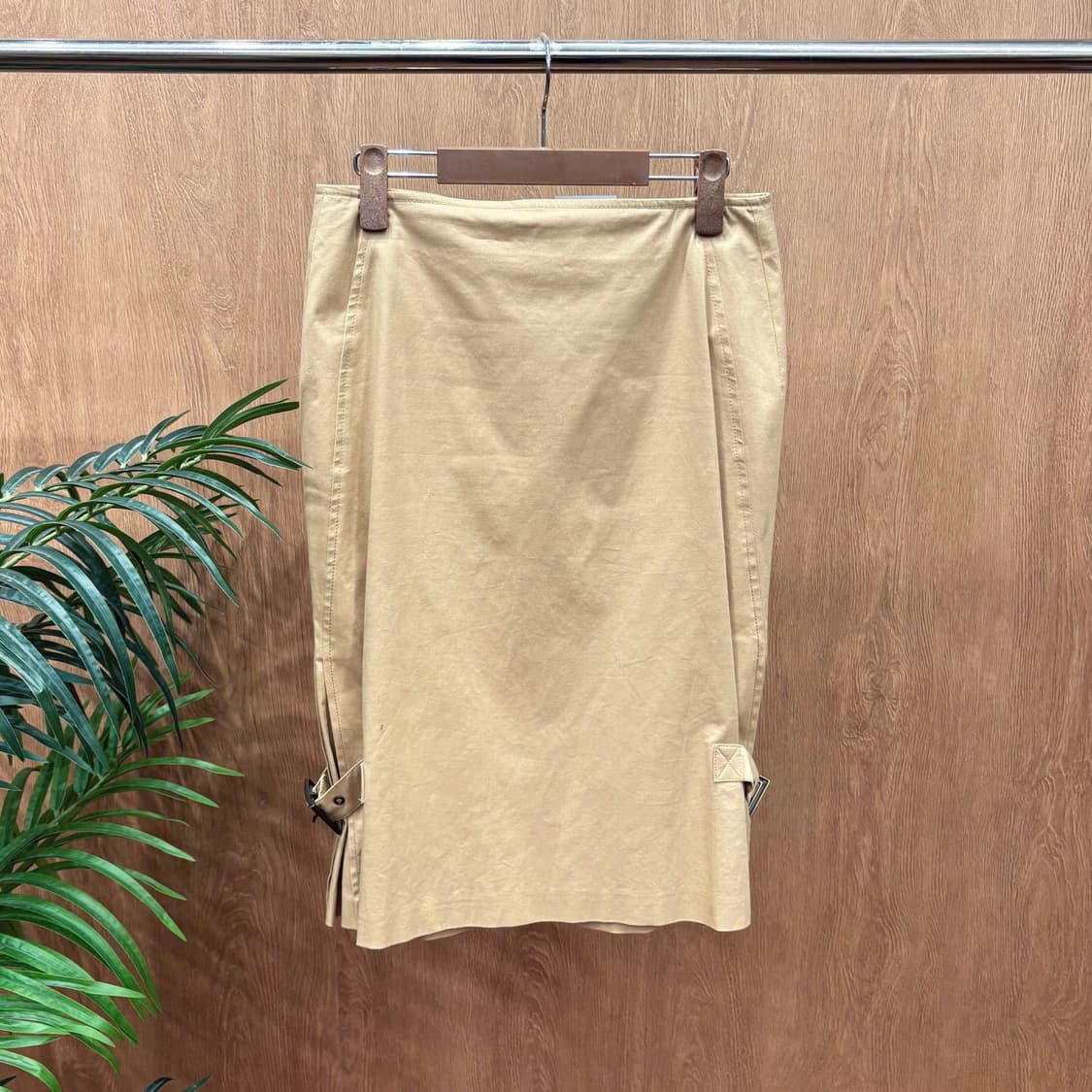 발렌티노 코튼 미디 스커트 사이드 턱 스트랩 버클 디테일 H라인 베이지 상품이미지1