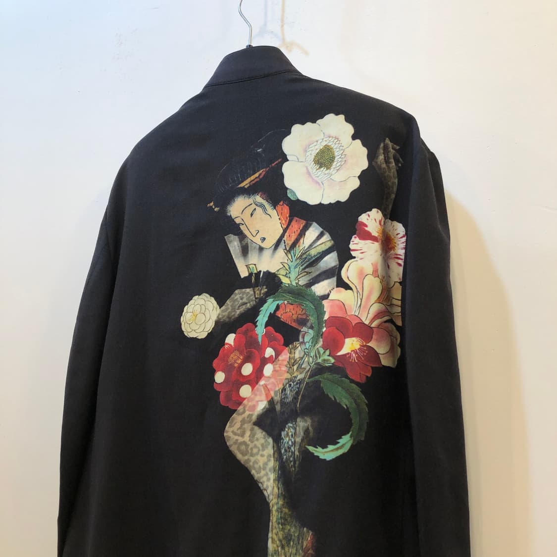 요지야마모토 19ss 런웨이 백프린팅 코트 상품이미지7