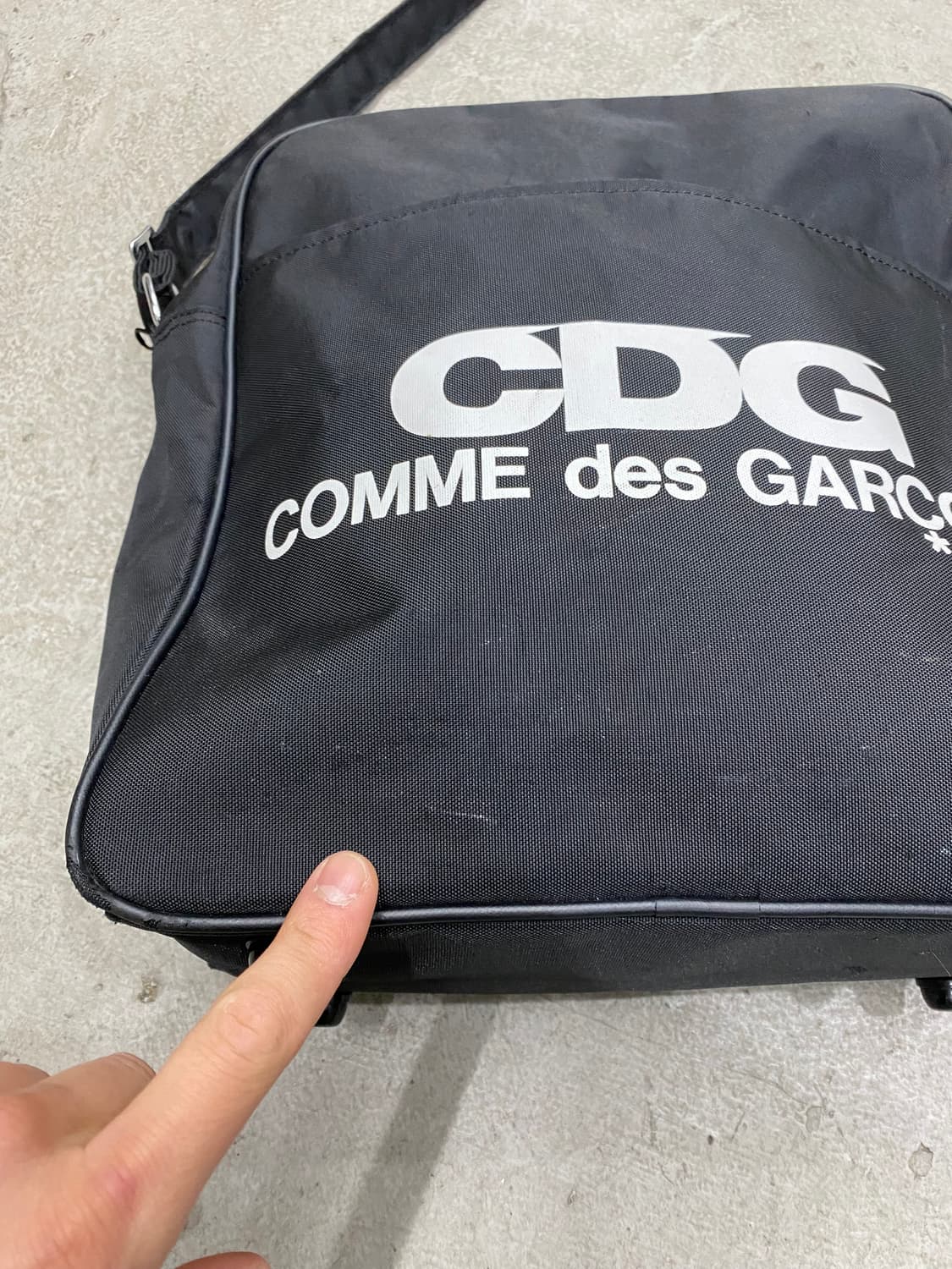 꼼데가르송 빅로고 크로스백 (F) 상품이미지3