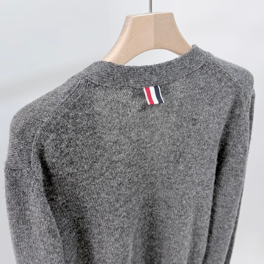 [미사용/3] 톰브라운 셰틀랜드 삼선 클래식 가디건 그레이 상품이미지5