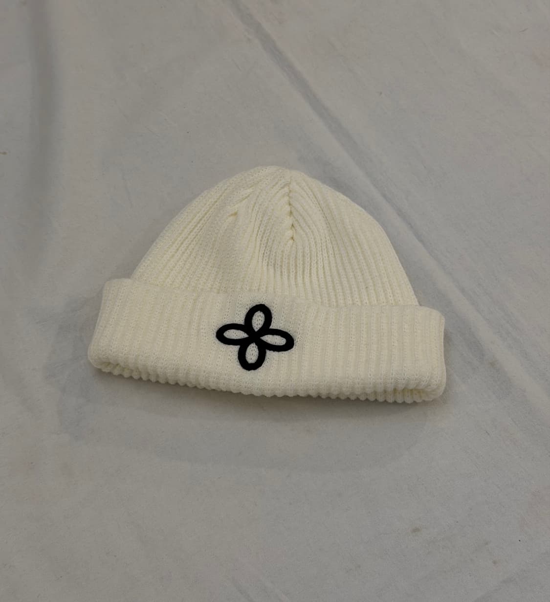 써저리 커프드 자수 비니 화이트 상품이미지1