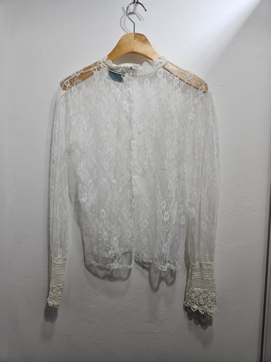 티파니앤 화이트 레이스 긴팔 블라우스 상품이미지10